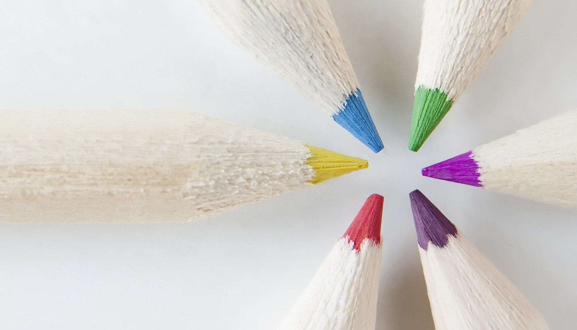 Colored pencils arranged in a circle HD Wallpaper