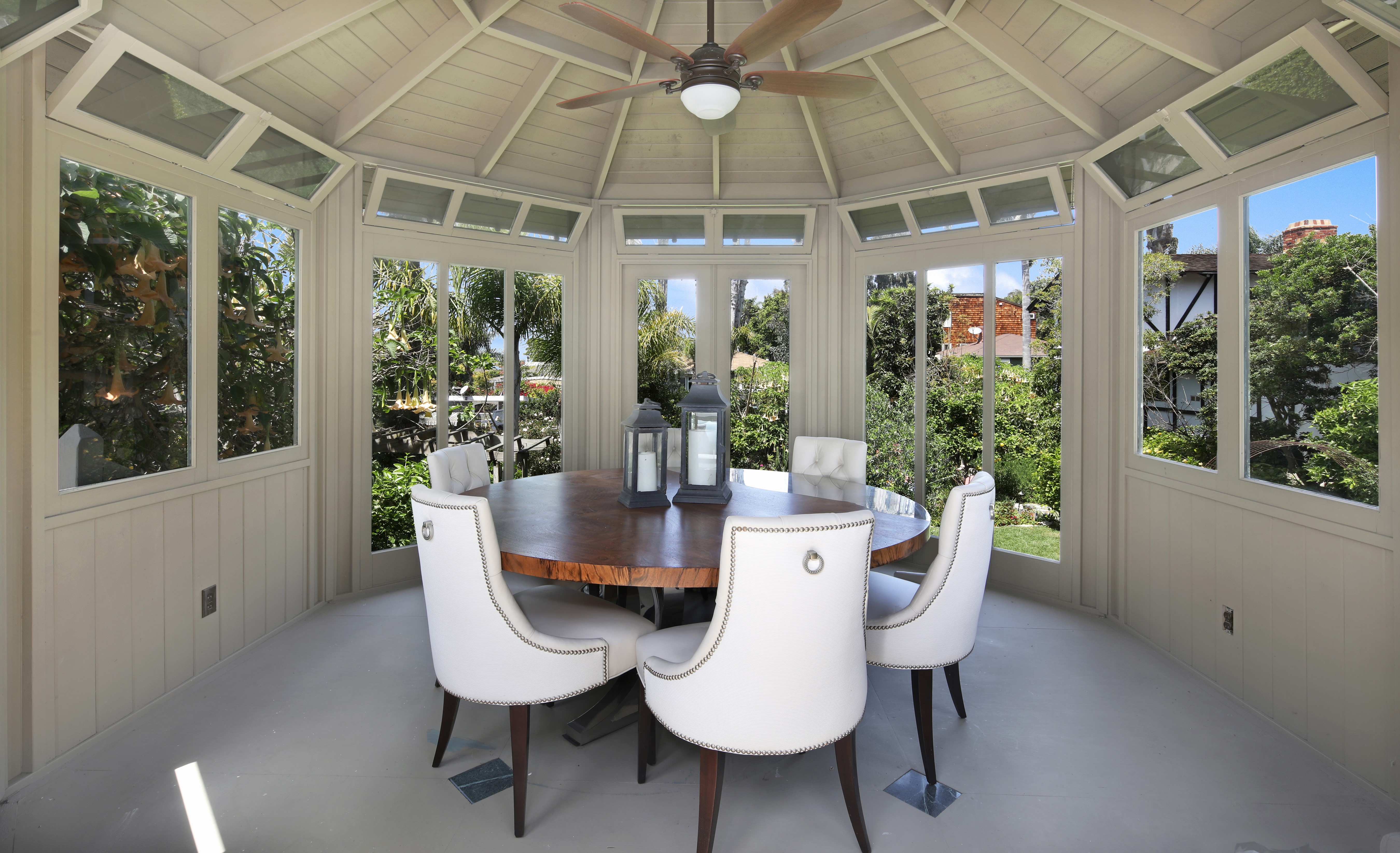 Dining room with round table and chairs HD Wallpaper