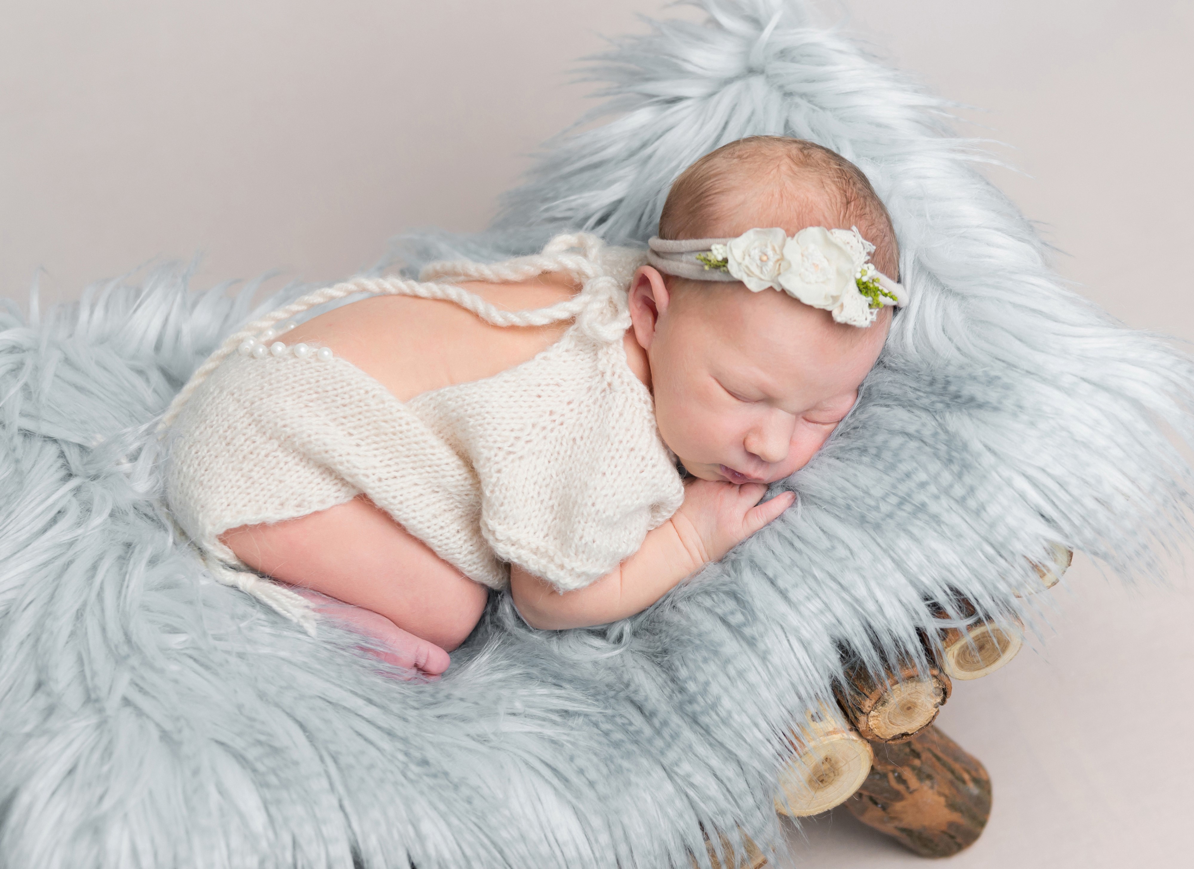 Newborn baby sleeping on blue fur HD Wallpaper