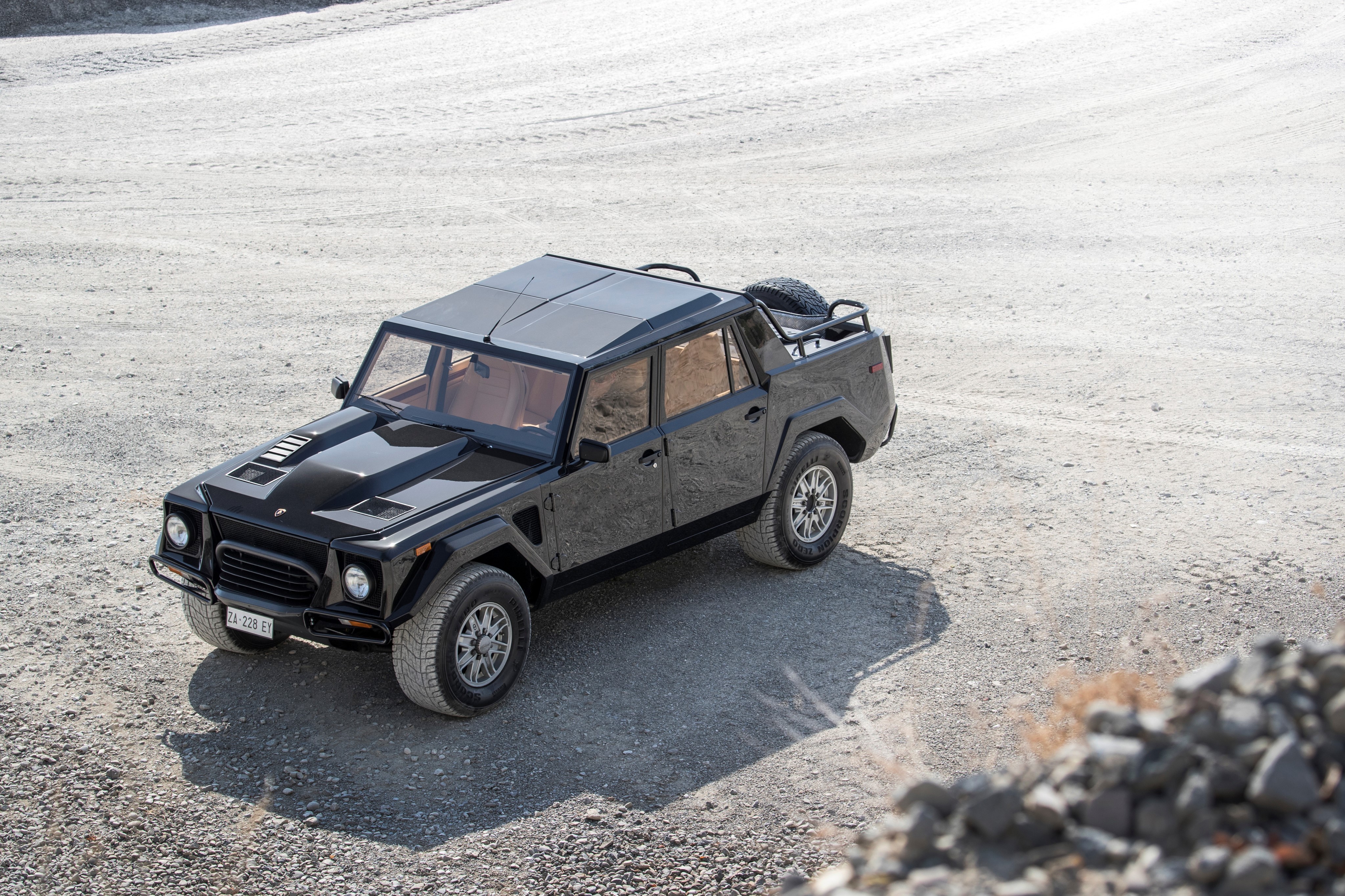 Black 1990-92 Lamborghini LM002 SUV HD Wallpaper