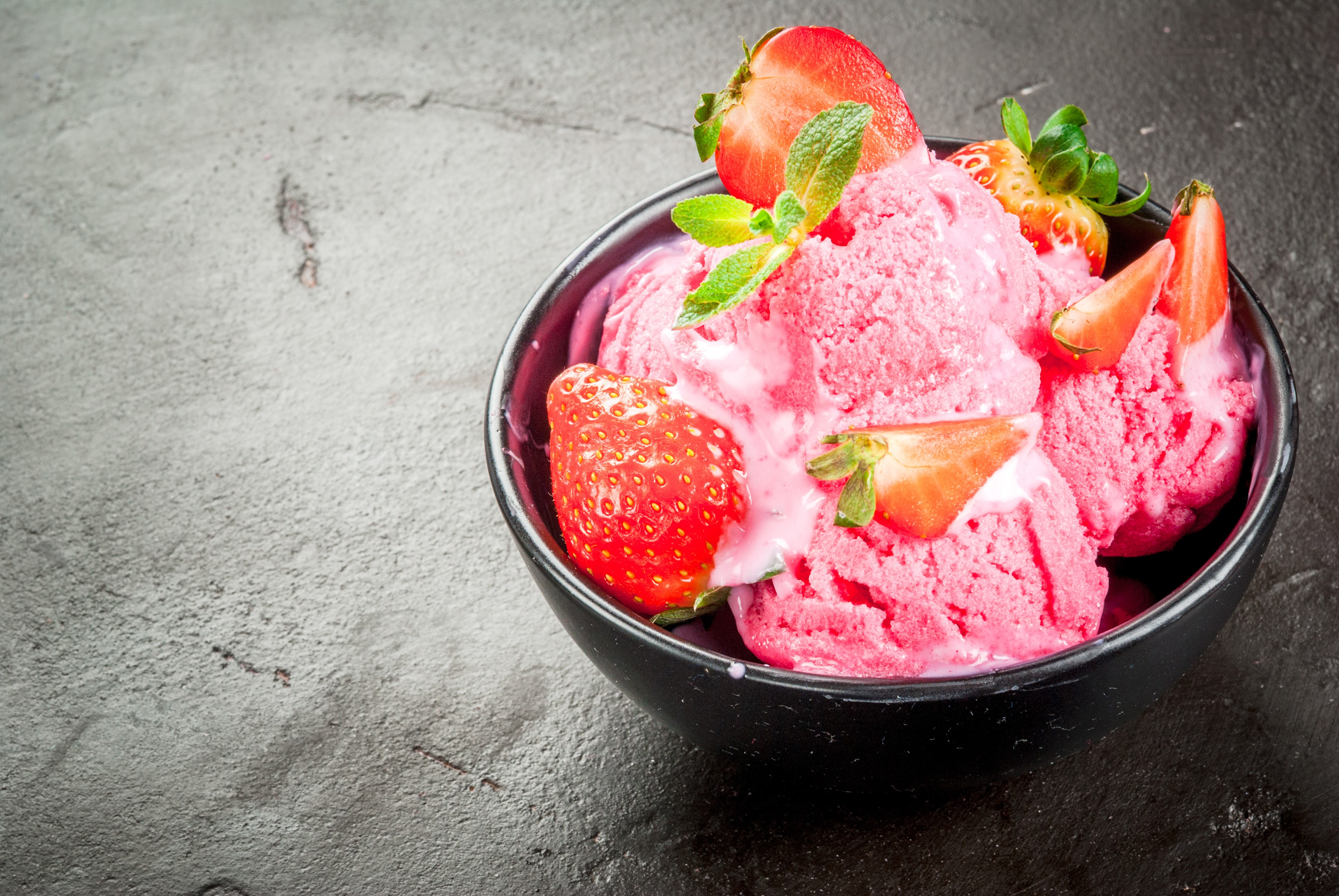 Strawberry ice cream in a bowl with fresh strawberries HD Wallpaper