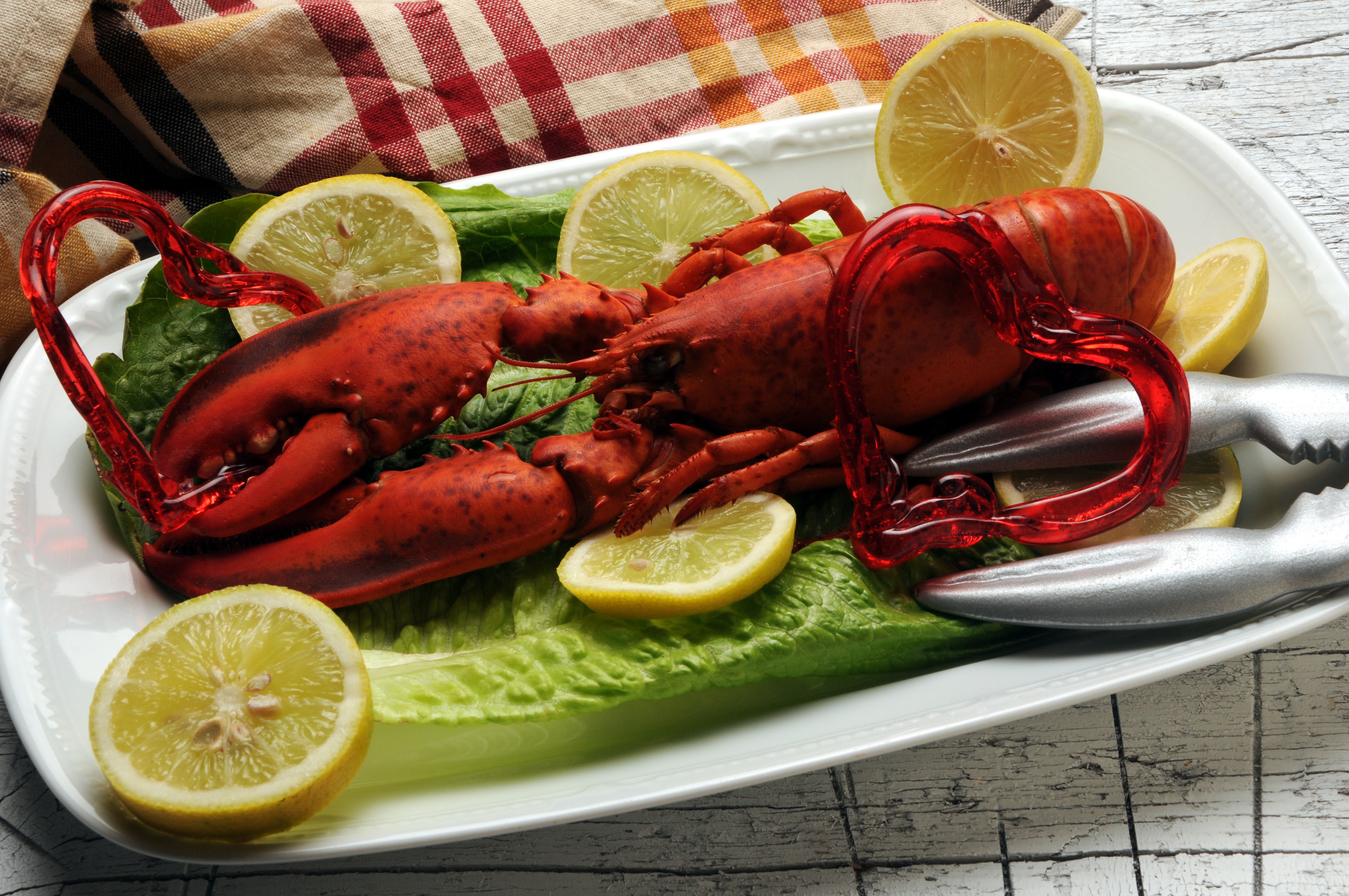 4K Lobster with Lemons and Lettuce HD Wallpaper