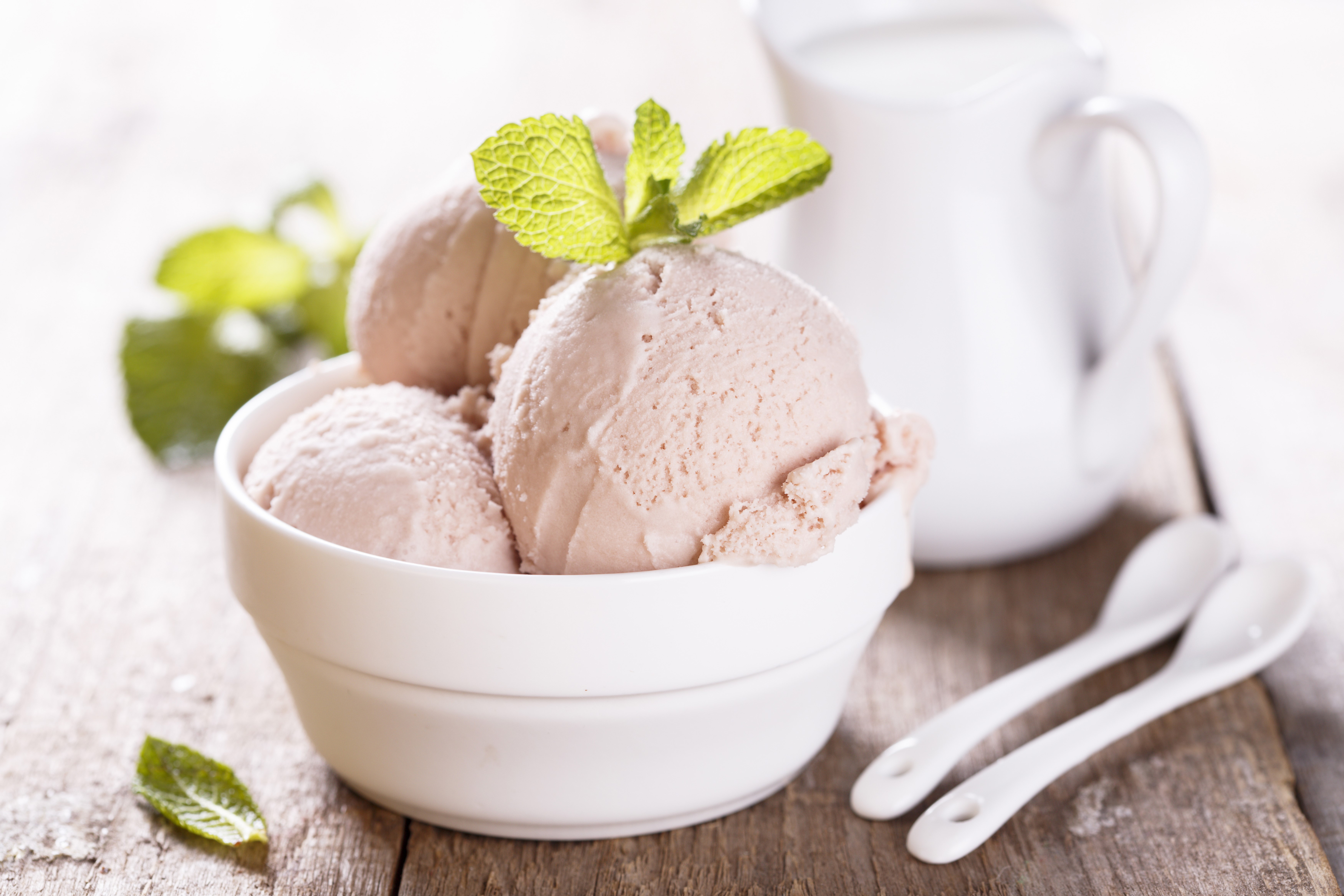 Ice cream scoops in a bowl with mint HD Wallpaper