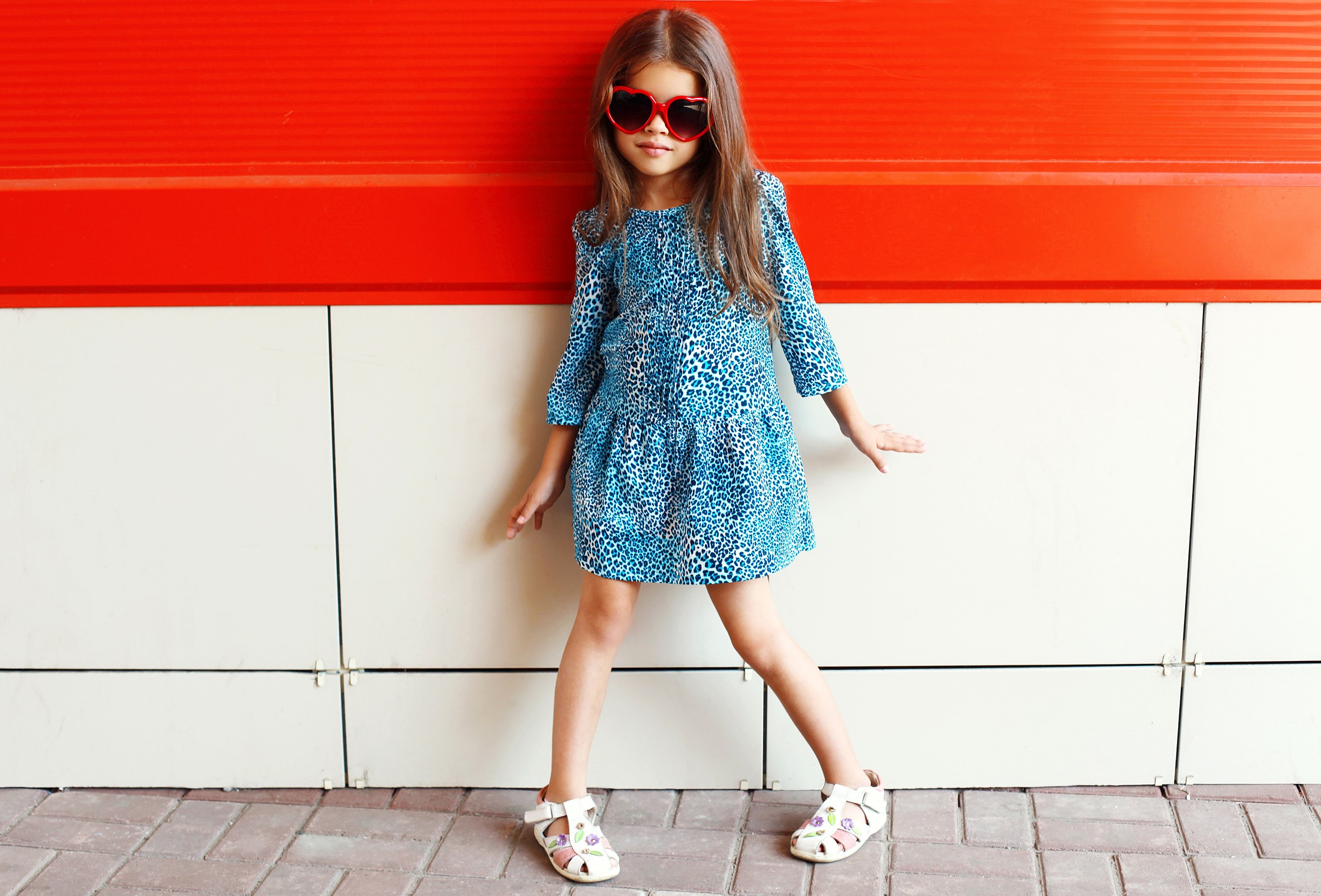Girl in leopard print dress and heart sunglasses HD Wallpaper