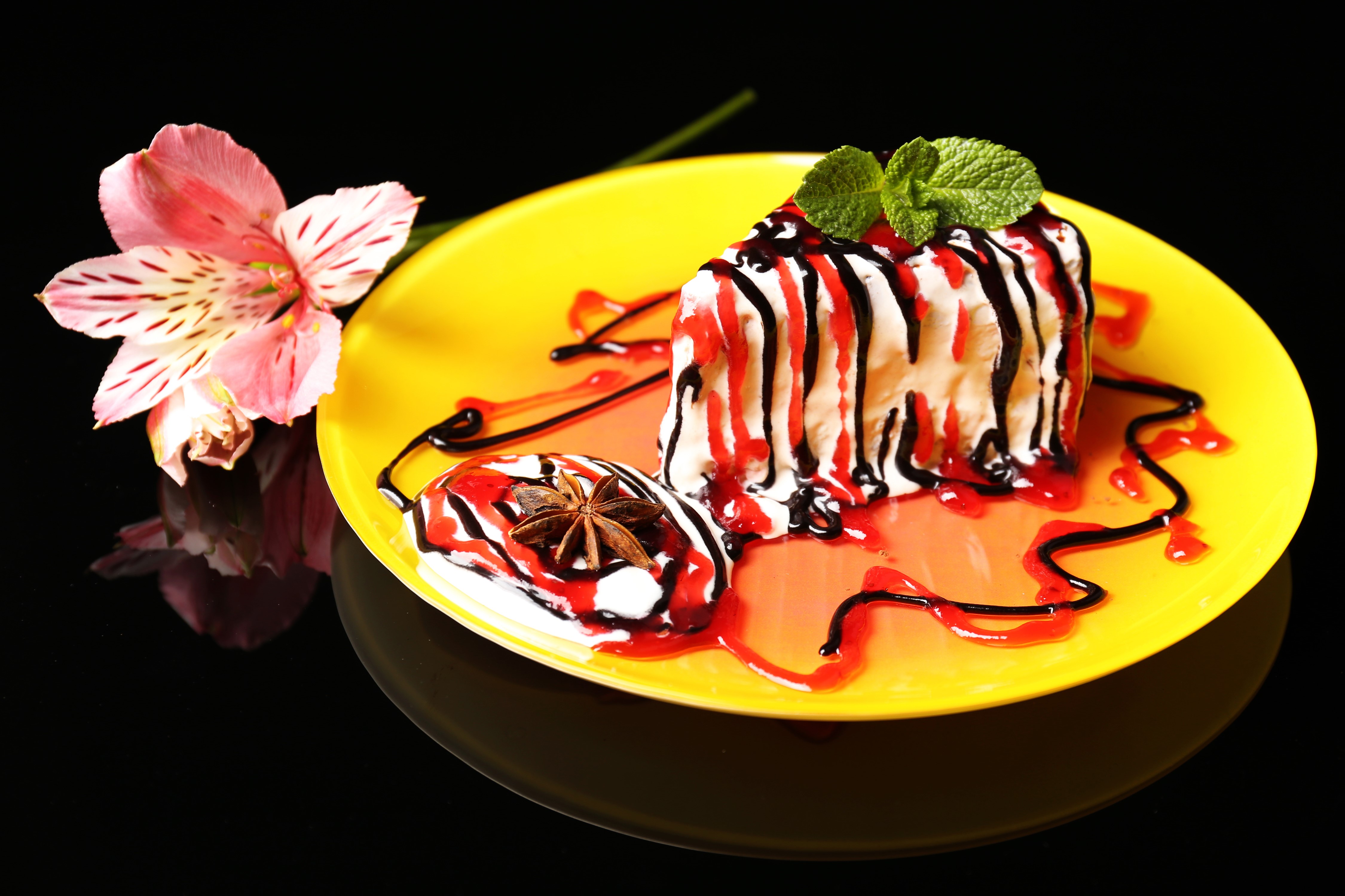 Dessert with flower on yellow plate HD Wallpaper