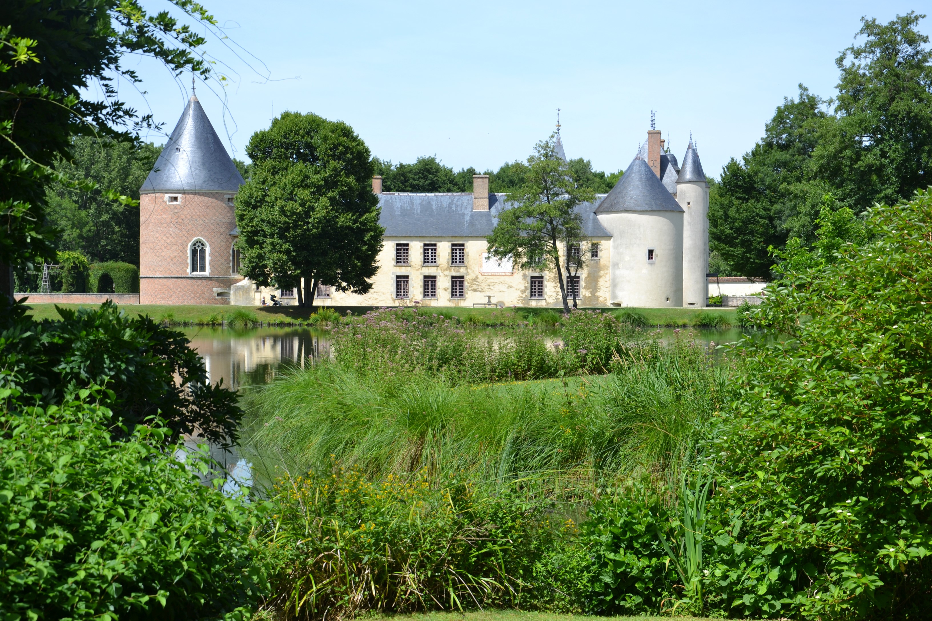 Château de Chamerolles, France, with pond and trees HD Wallpaper