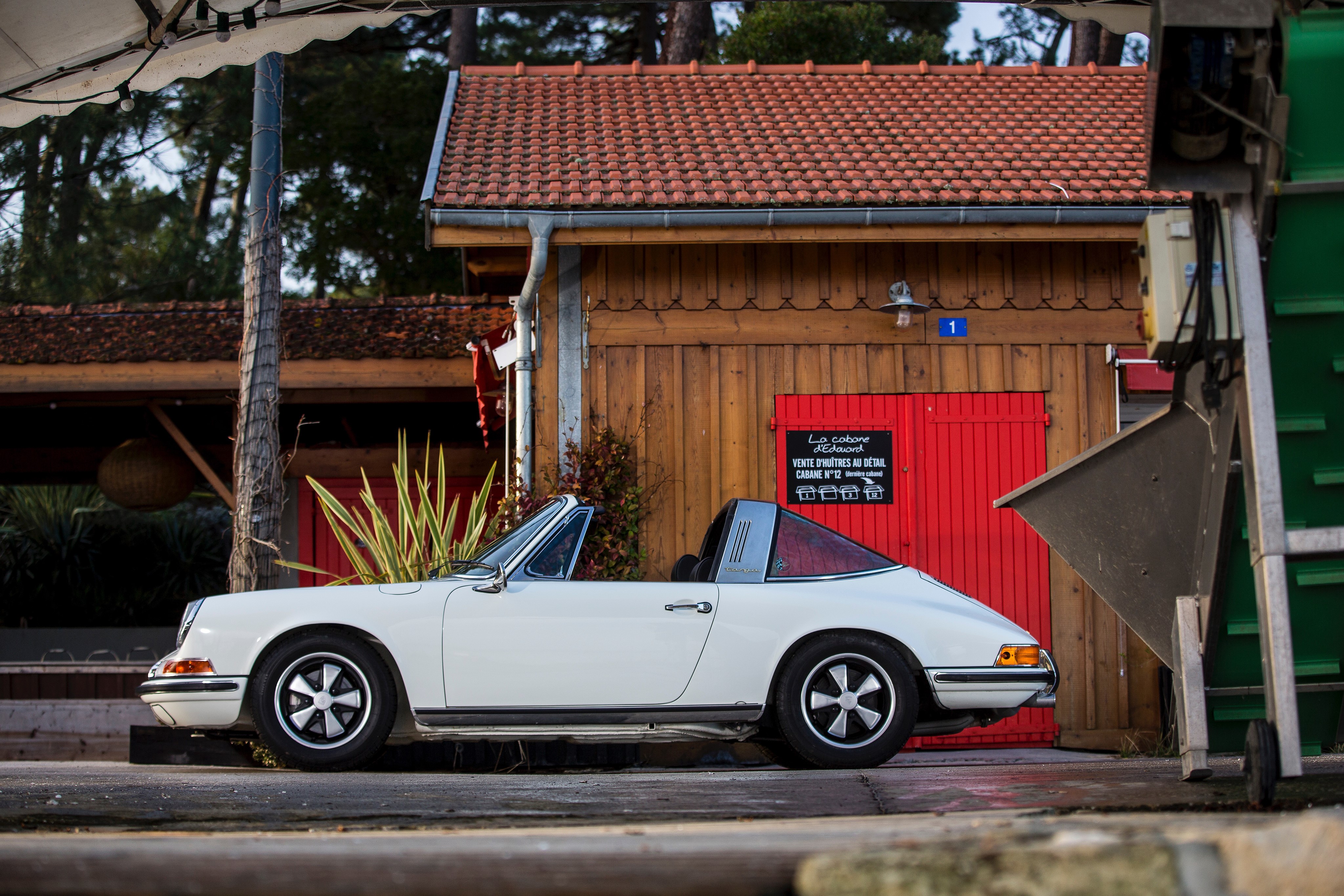 White 1969-71 Porsche 911 S 2.2 Targa HD Wallpaper