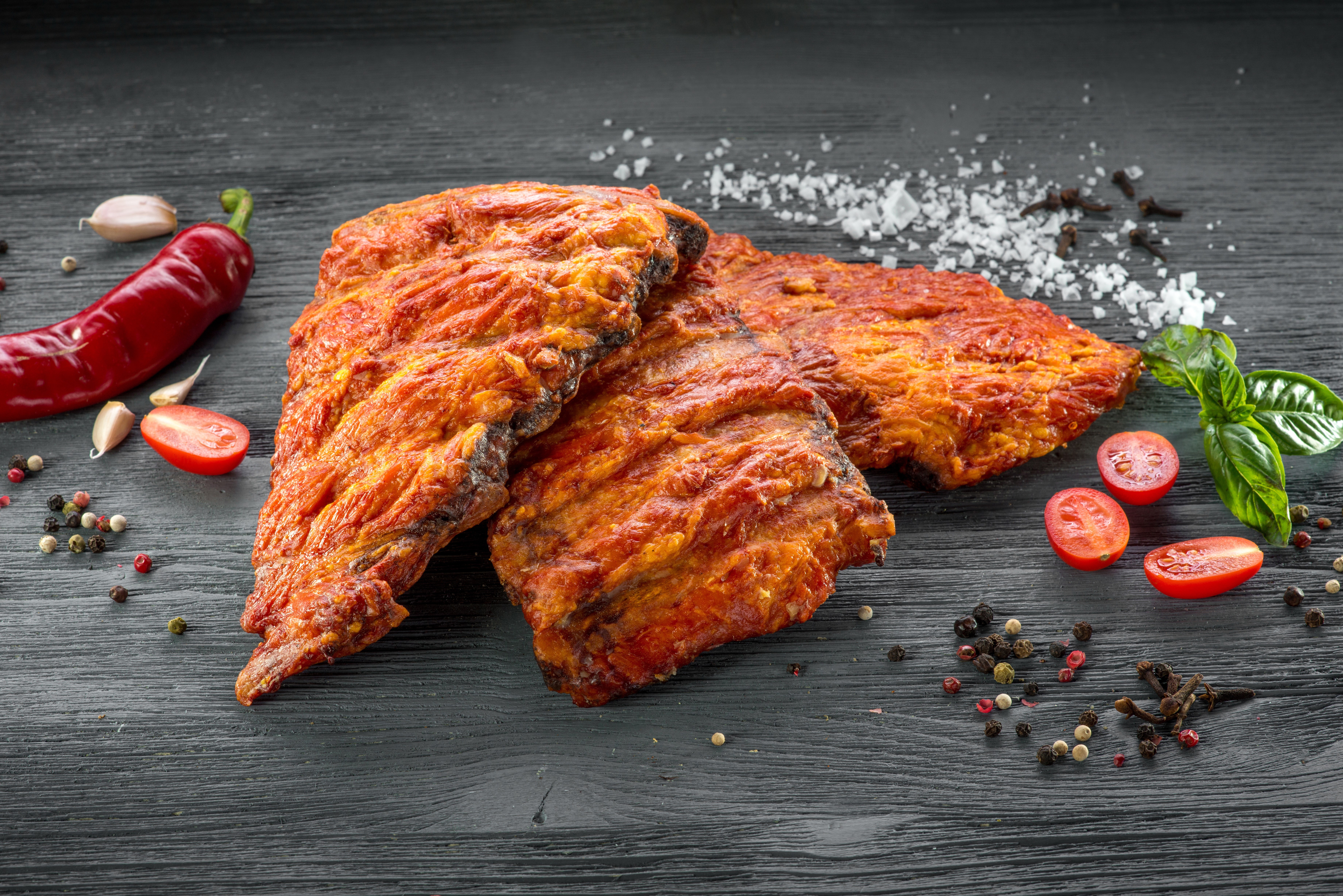 Smoked ribs with spices and tomatoes on wood planks HD Wallpaper