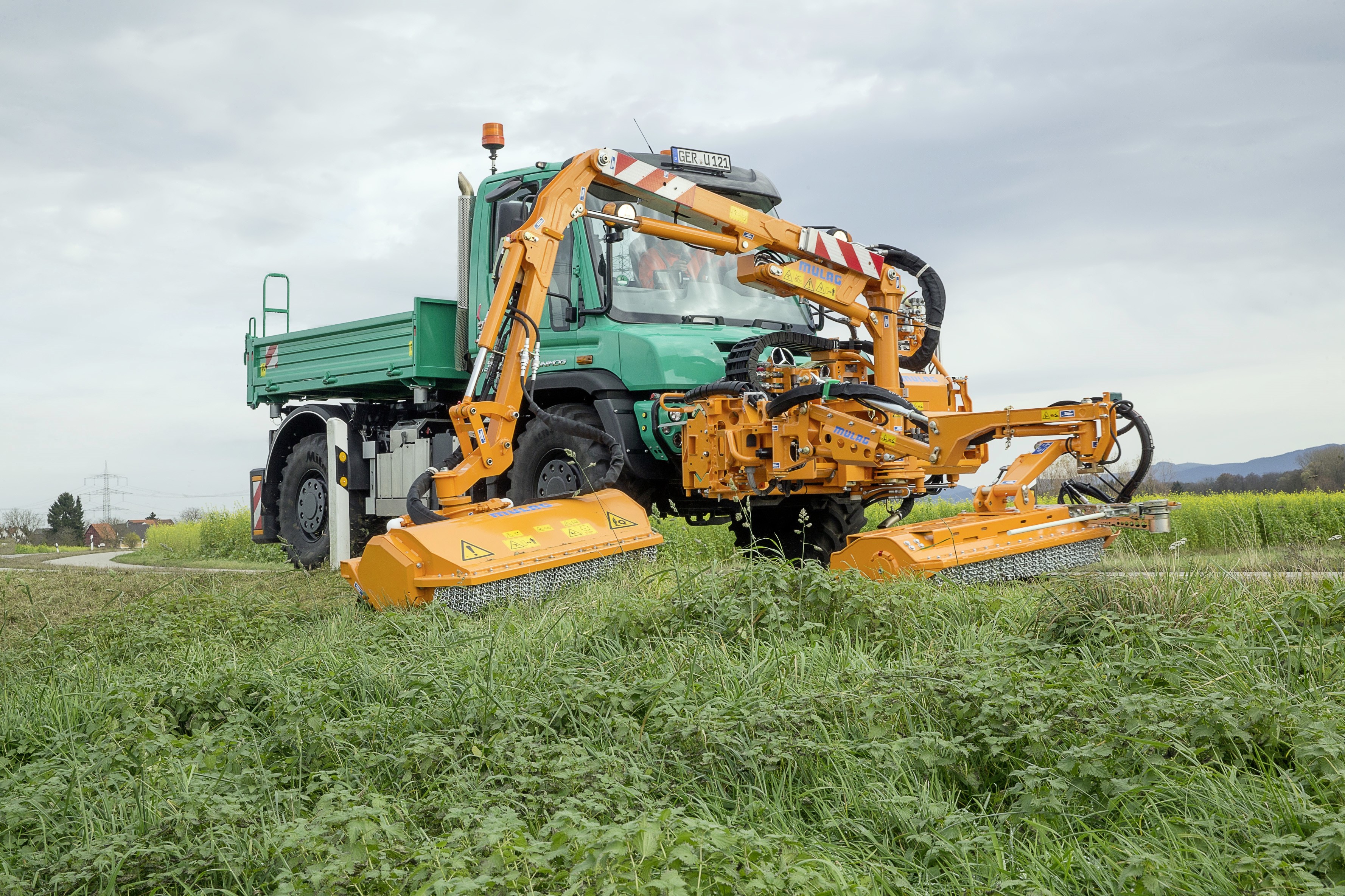 Mercedes-Benz Unimog U 529 with mowers HD Wallpaper