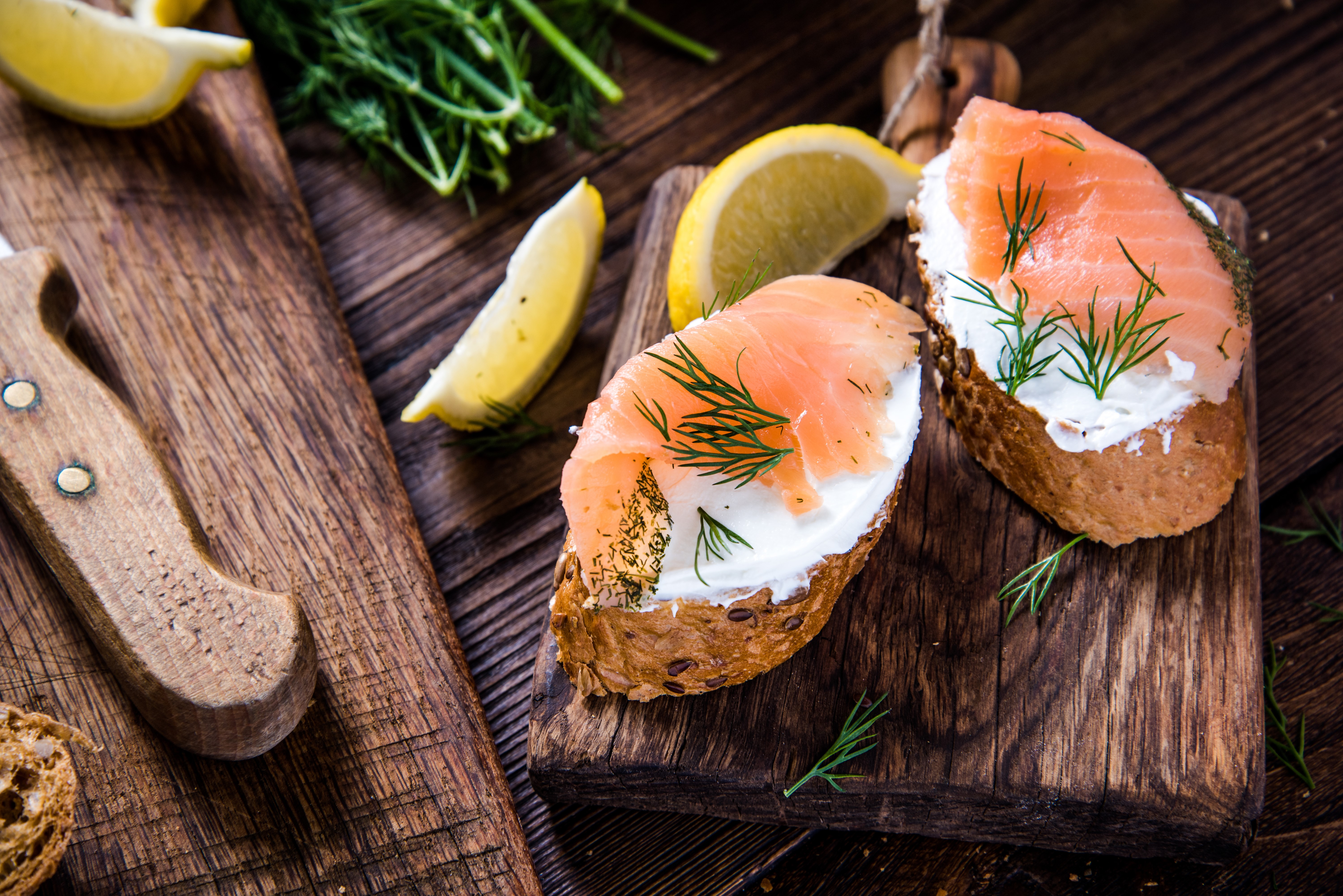 Smoked salmon and cream cheese on rye bread with lemon and dill HD Wallpaper