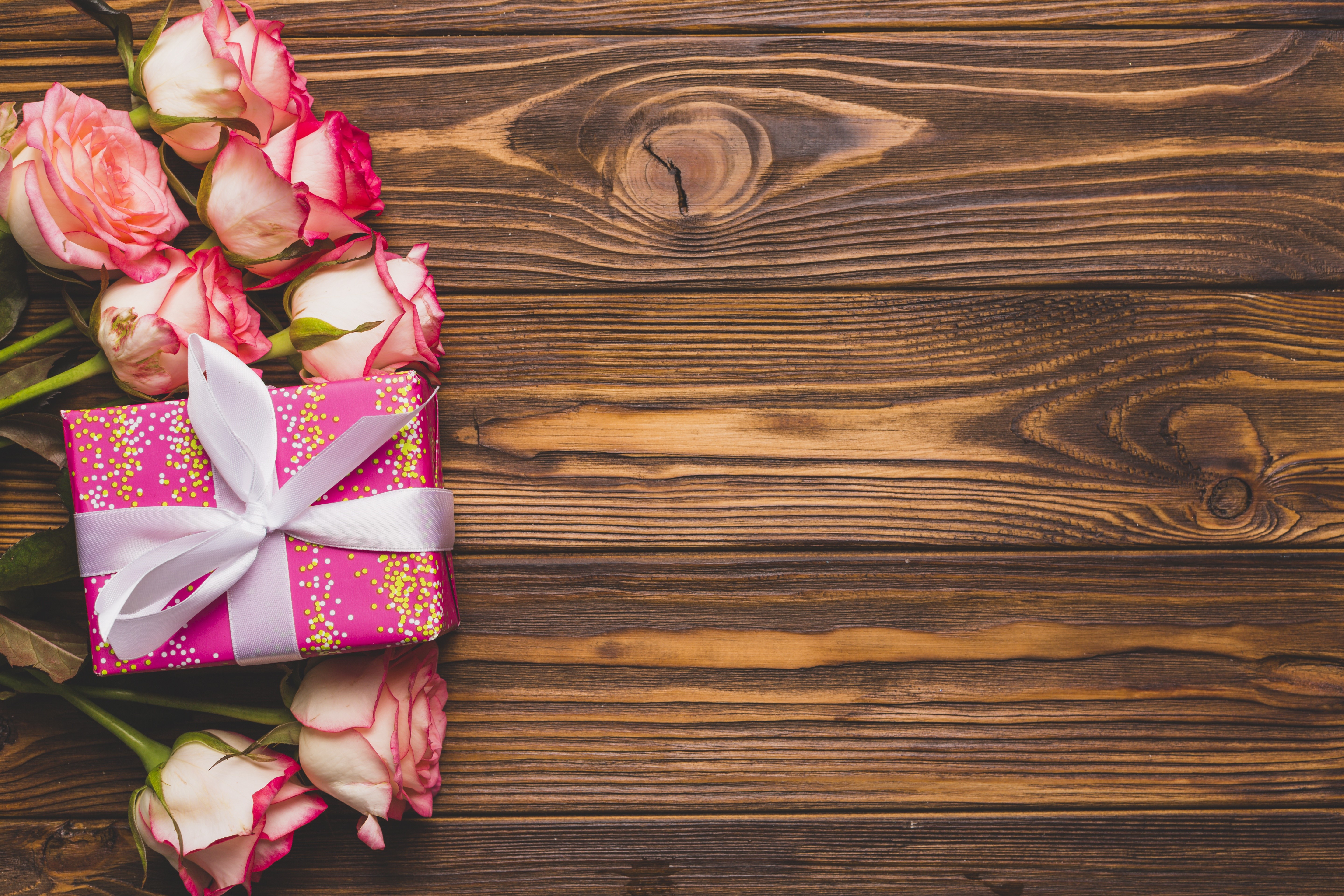 Pink roses and gift box on wood planks HD Wallpaper
