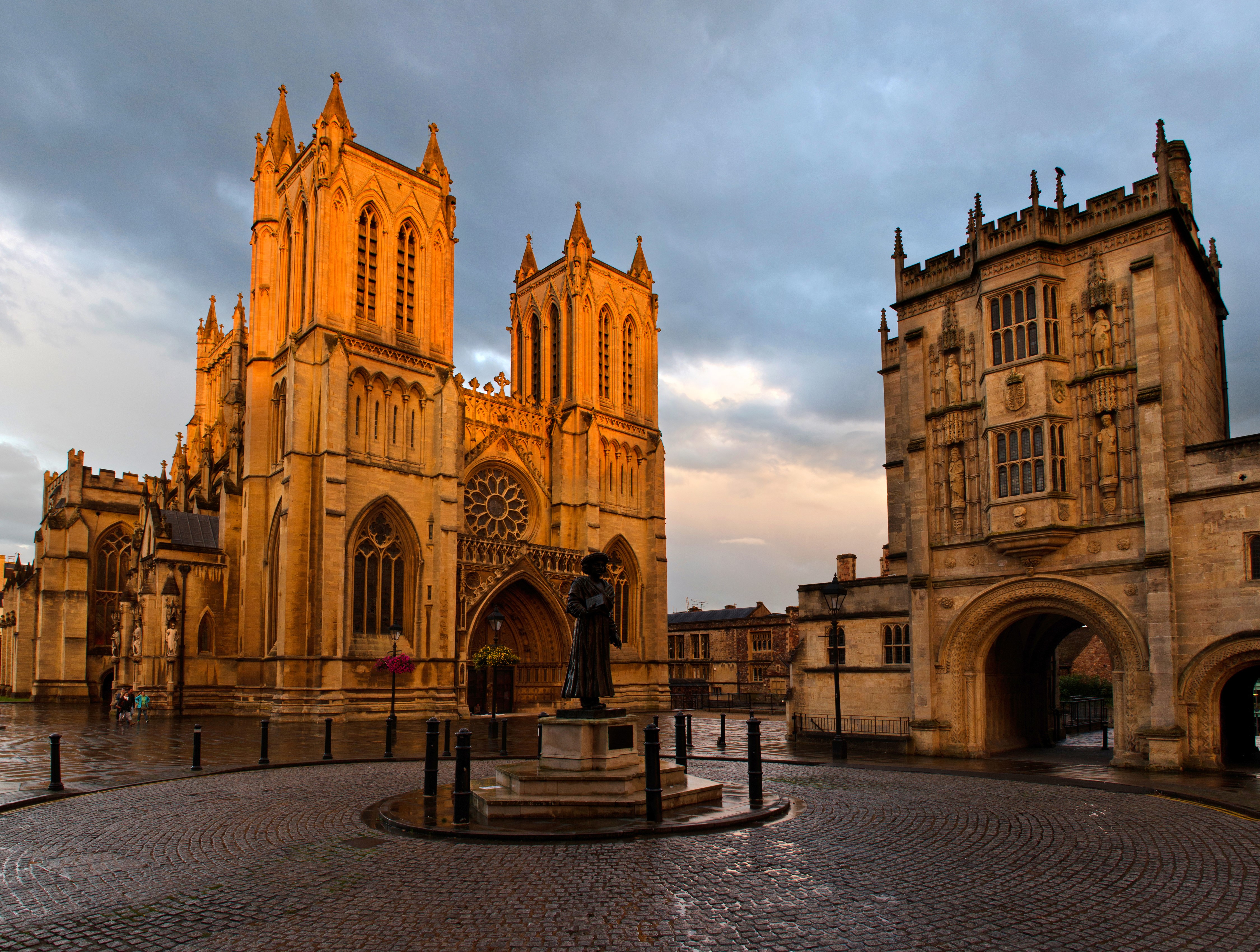 Bristol Cathedral and College Green, UK HD Wallpaper
