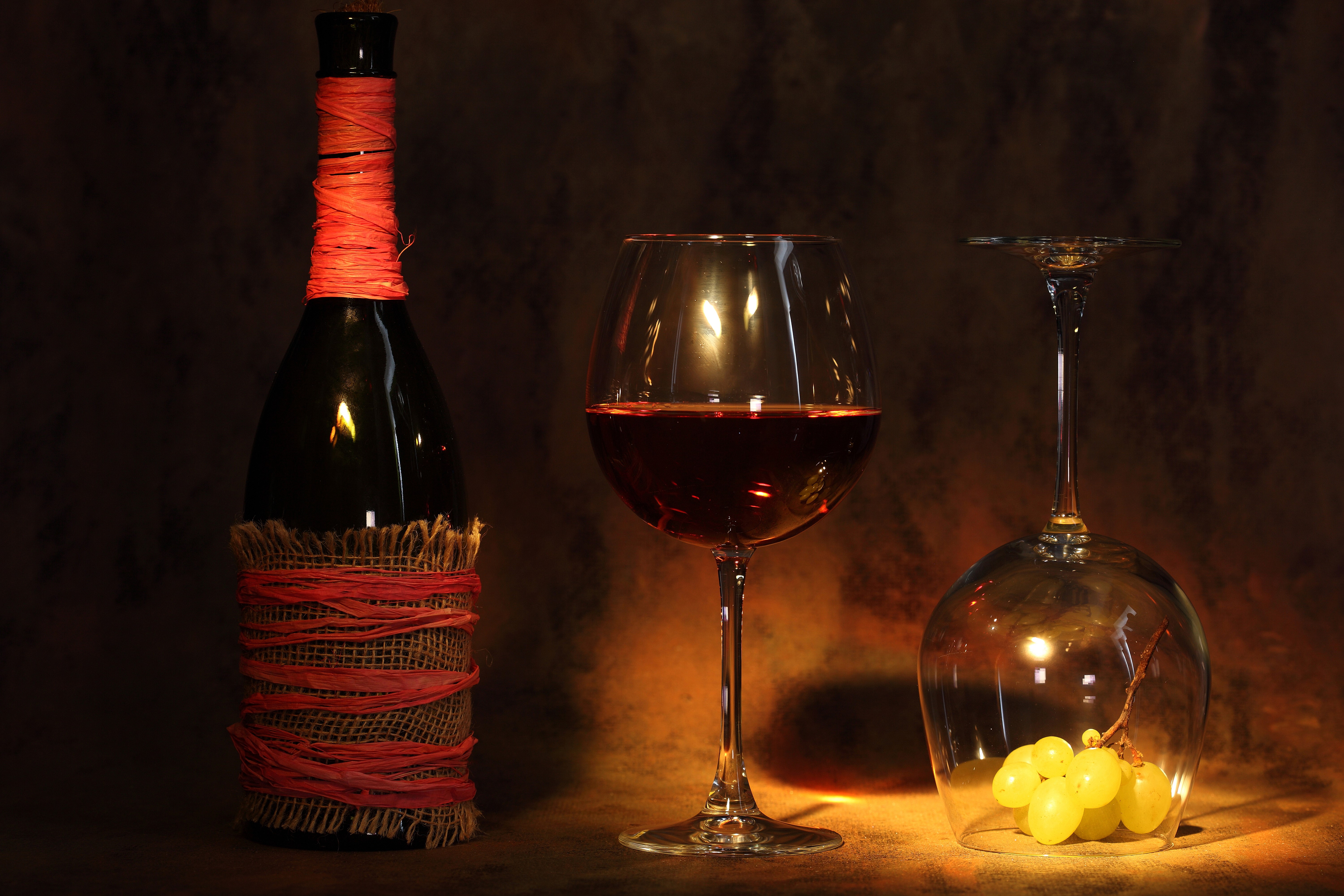 Wine bottle, wine glass, and grapes HD Wallpaper