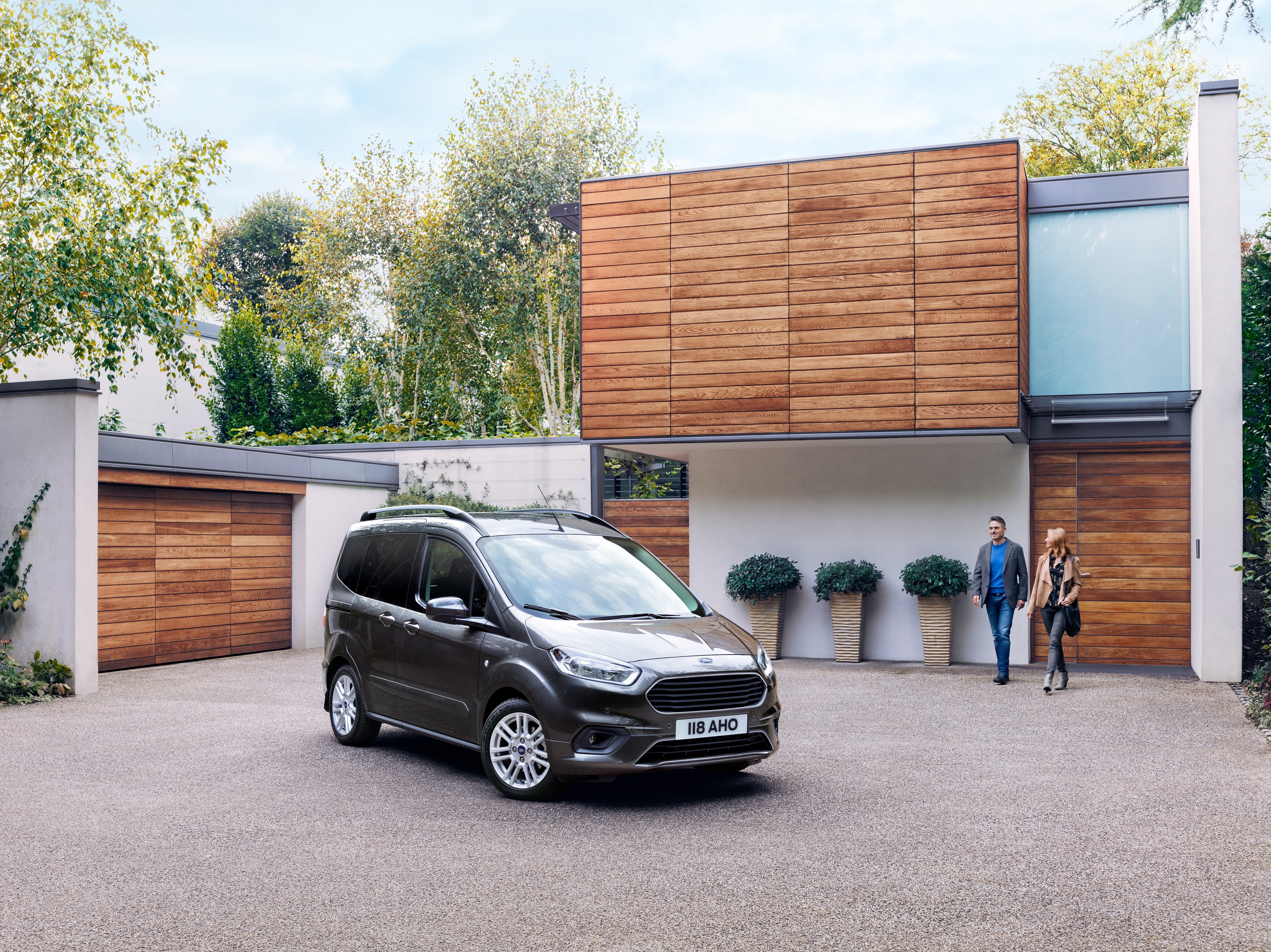 2018 Ford Tourneo Courier in front of modern house HD Wallpaper
