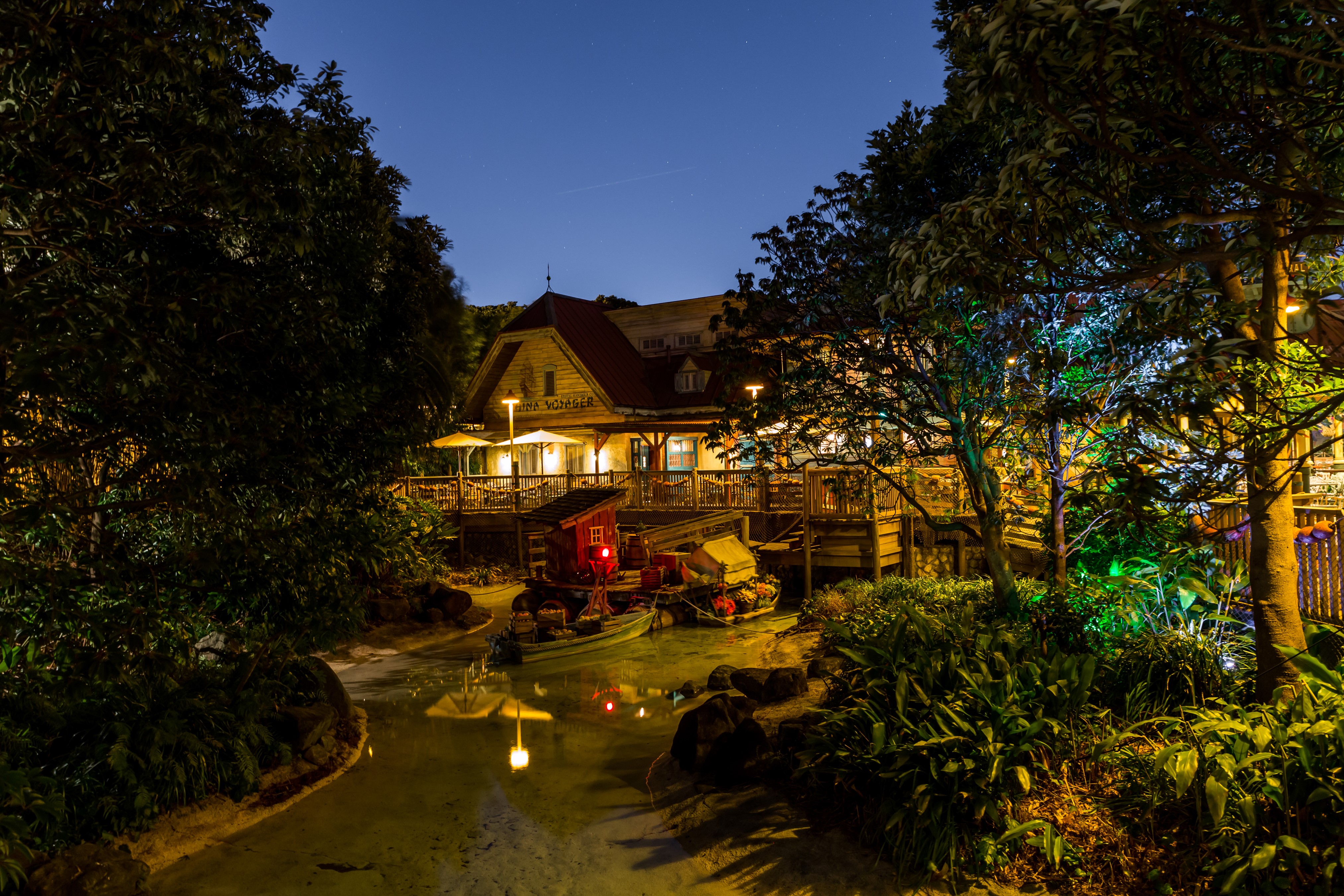 Wooden building by a pond at night HD Wallpaper
