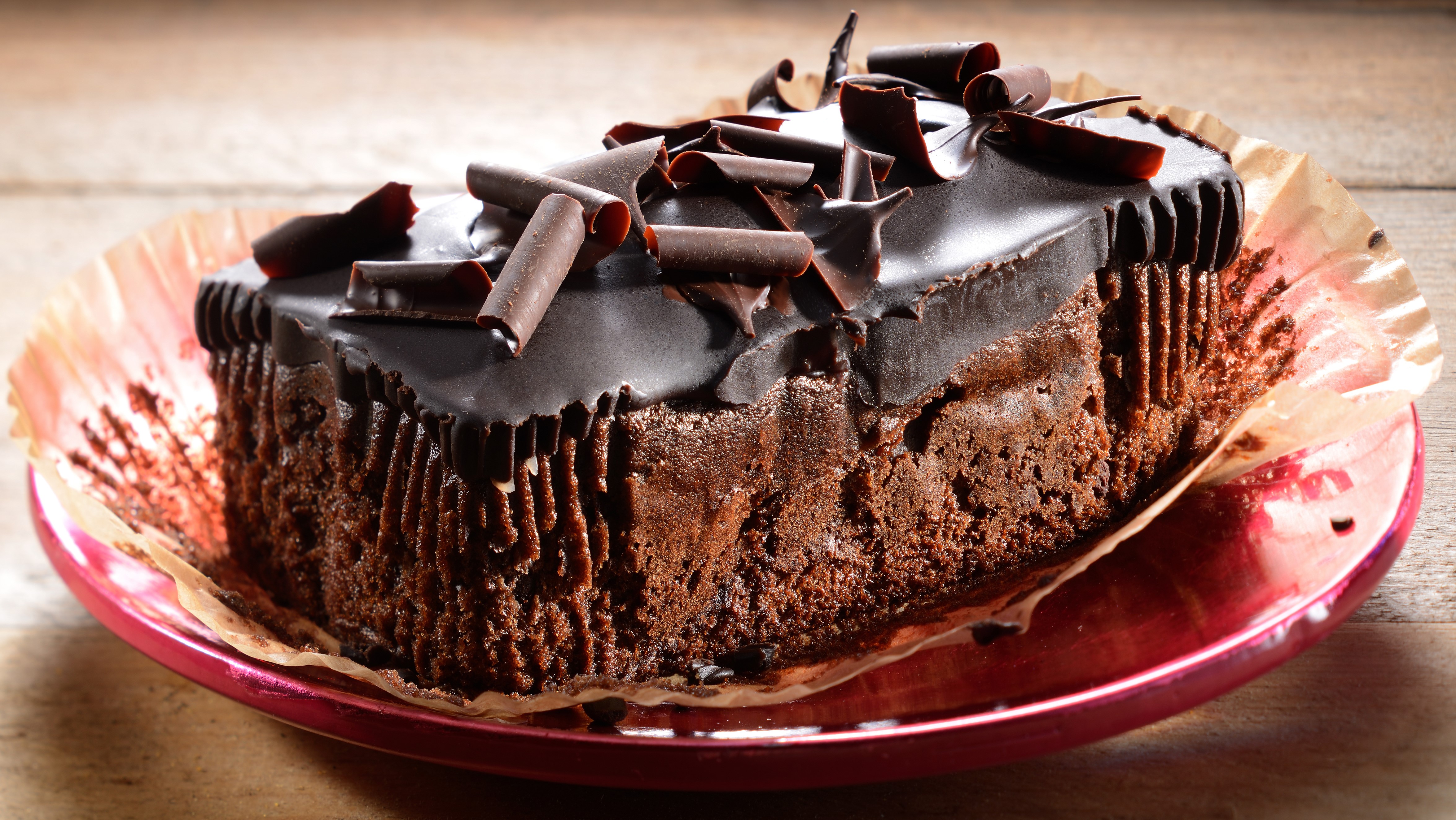 Chocolate cake with chocolate shavings HD Wallpaper