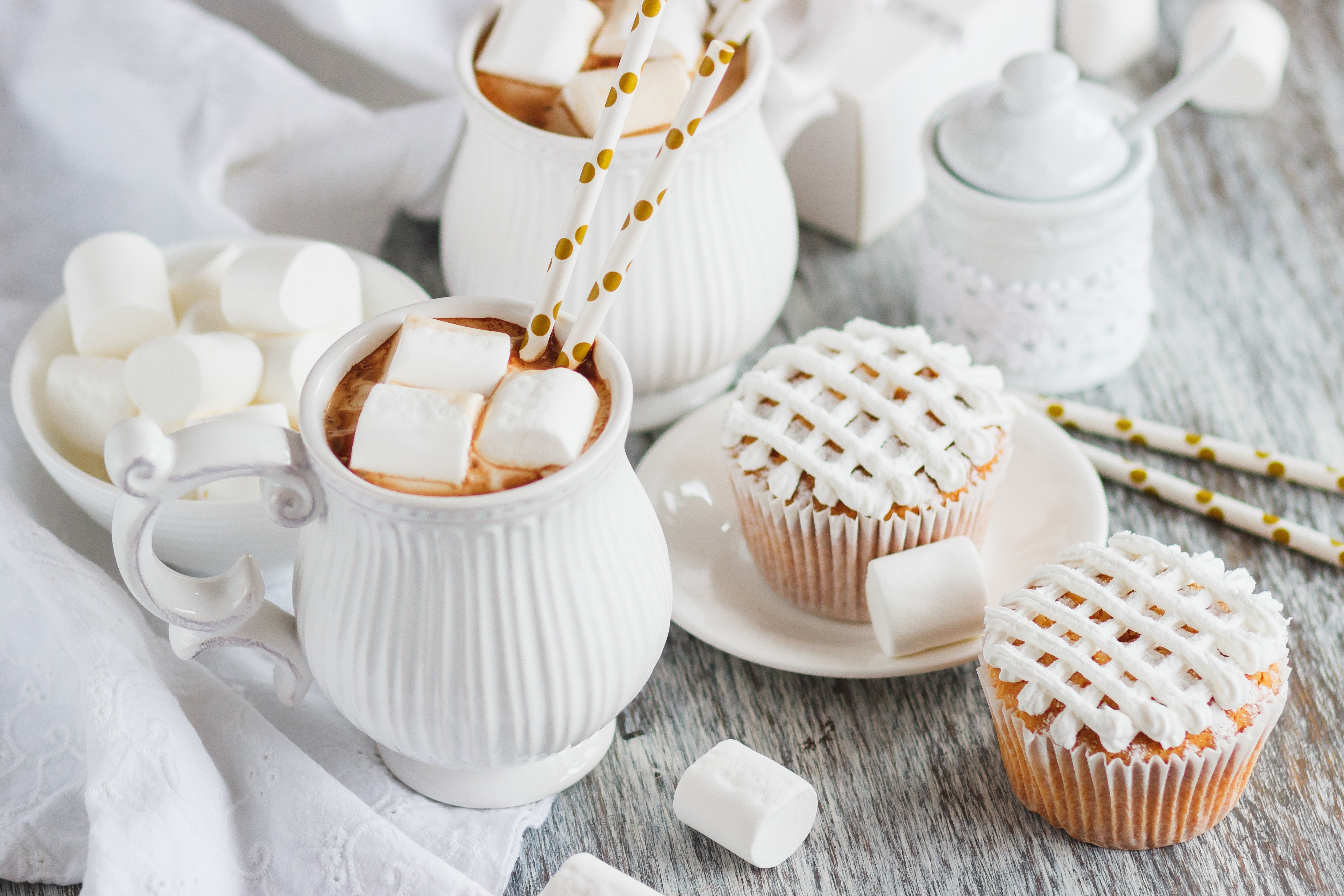 Hot Chocolate with Marshmallows and Cupcakes HD Wallpaper