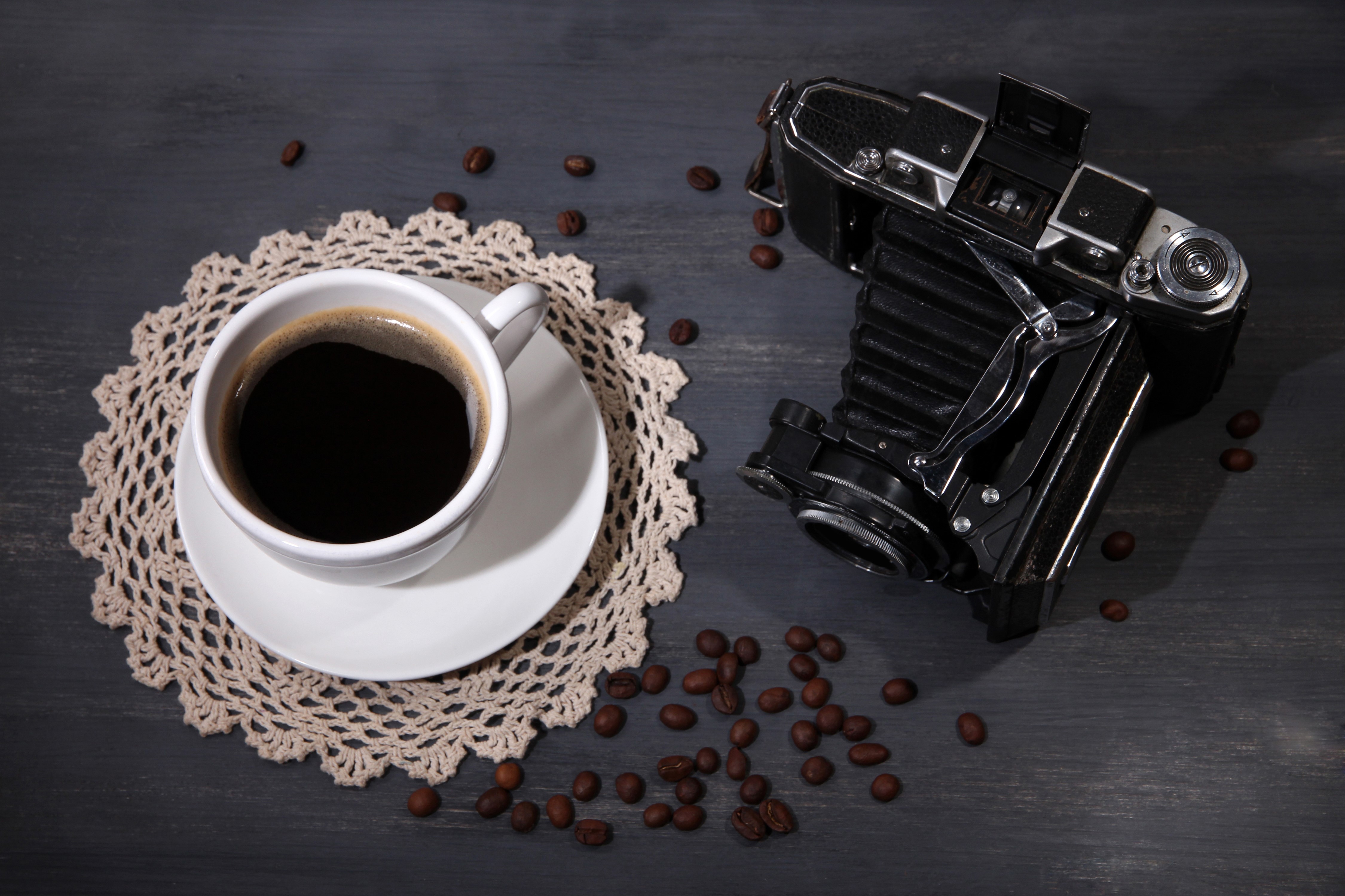 Coffee cup and vintage camera with coffee beans HD Wallpaper