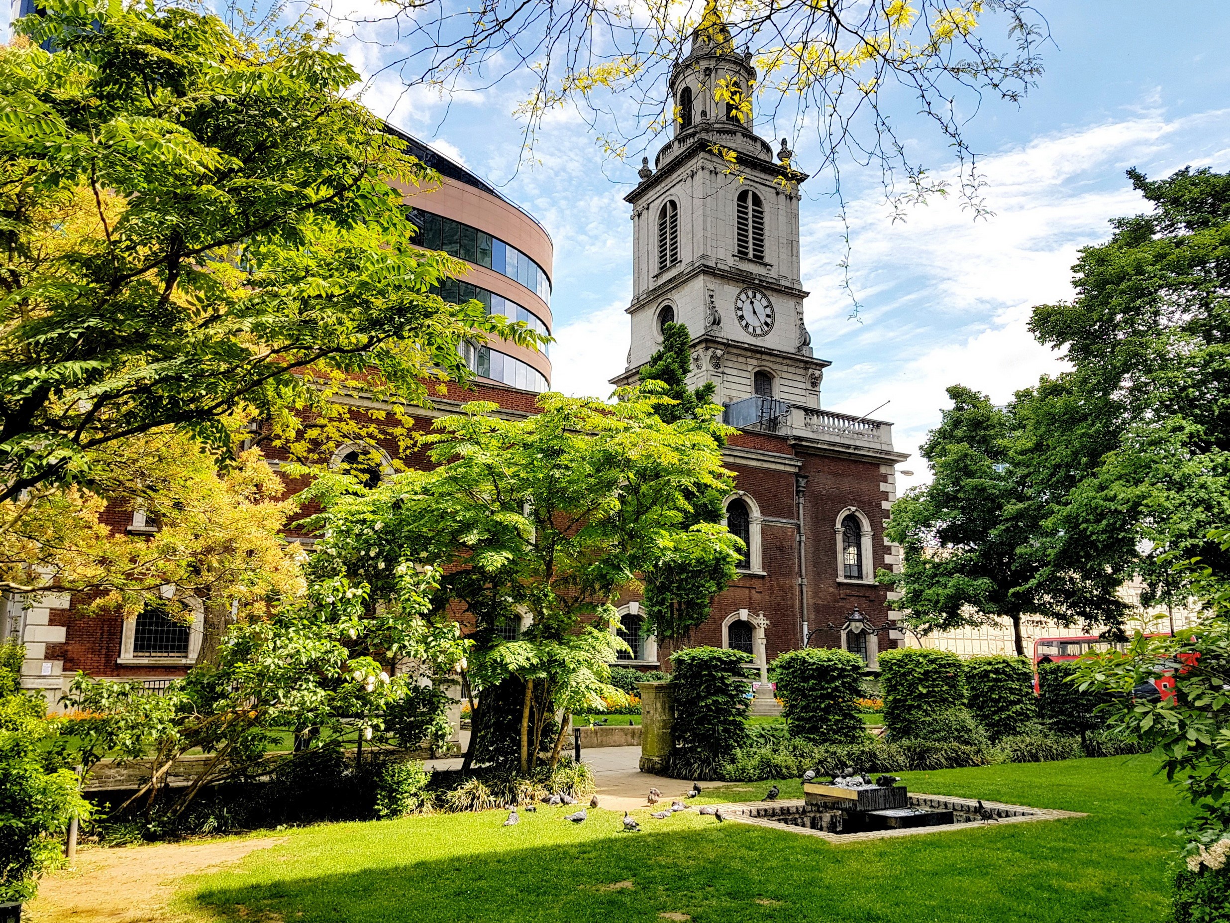 St. Bride's Church and modern building in London HD Wallpaper