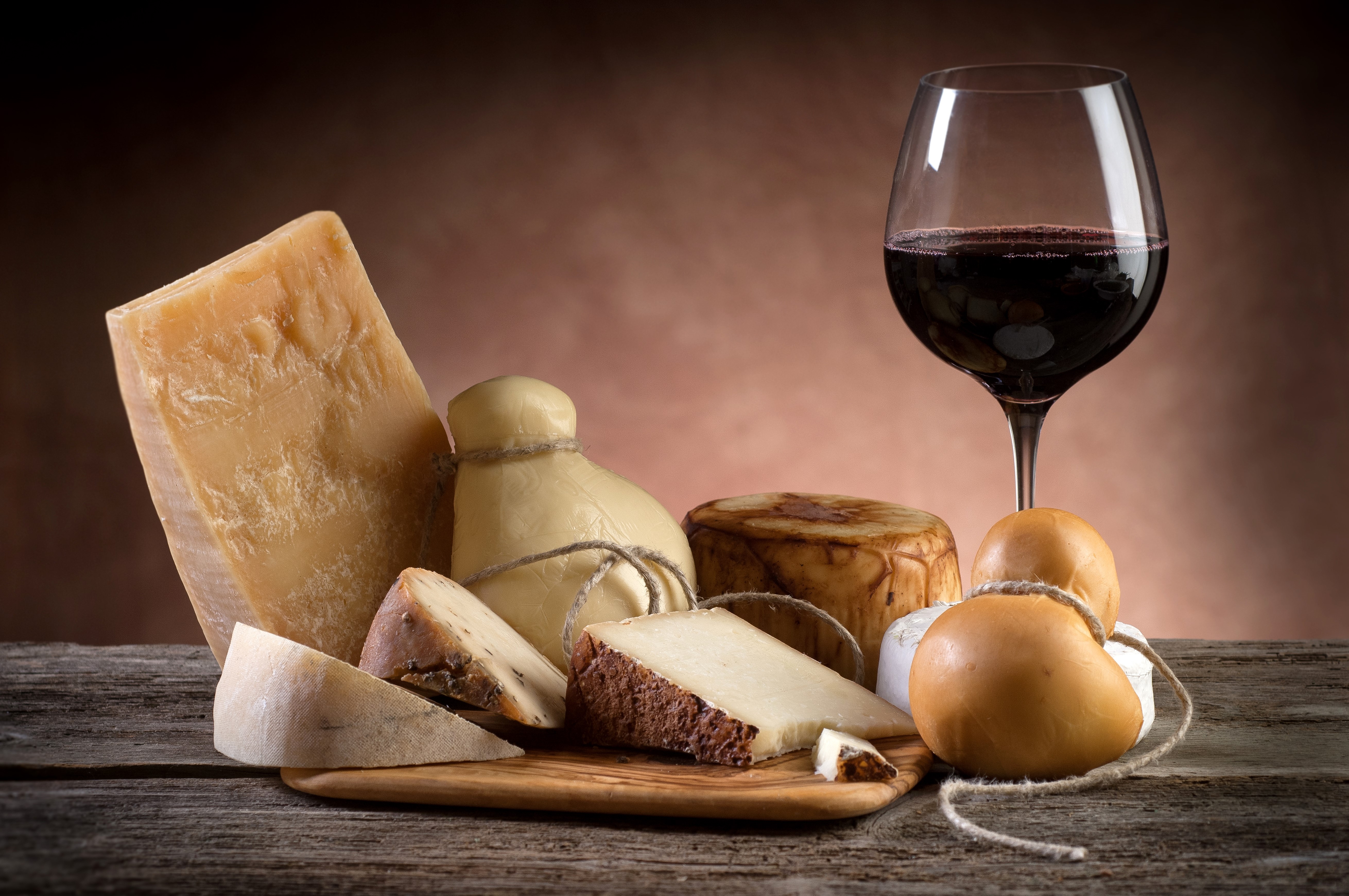 Assortment of cheeses and a glass of red wine HD Wallpaper