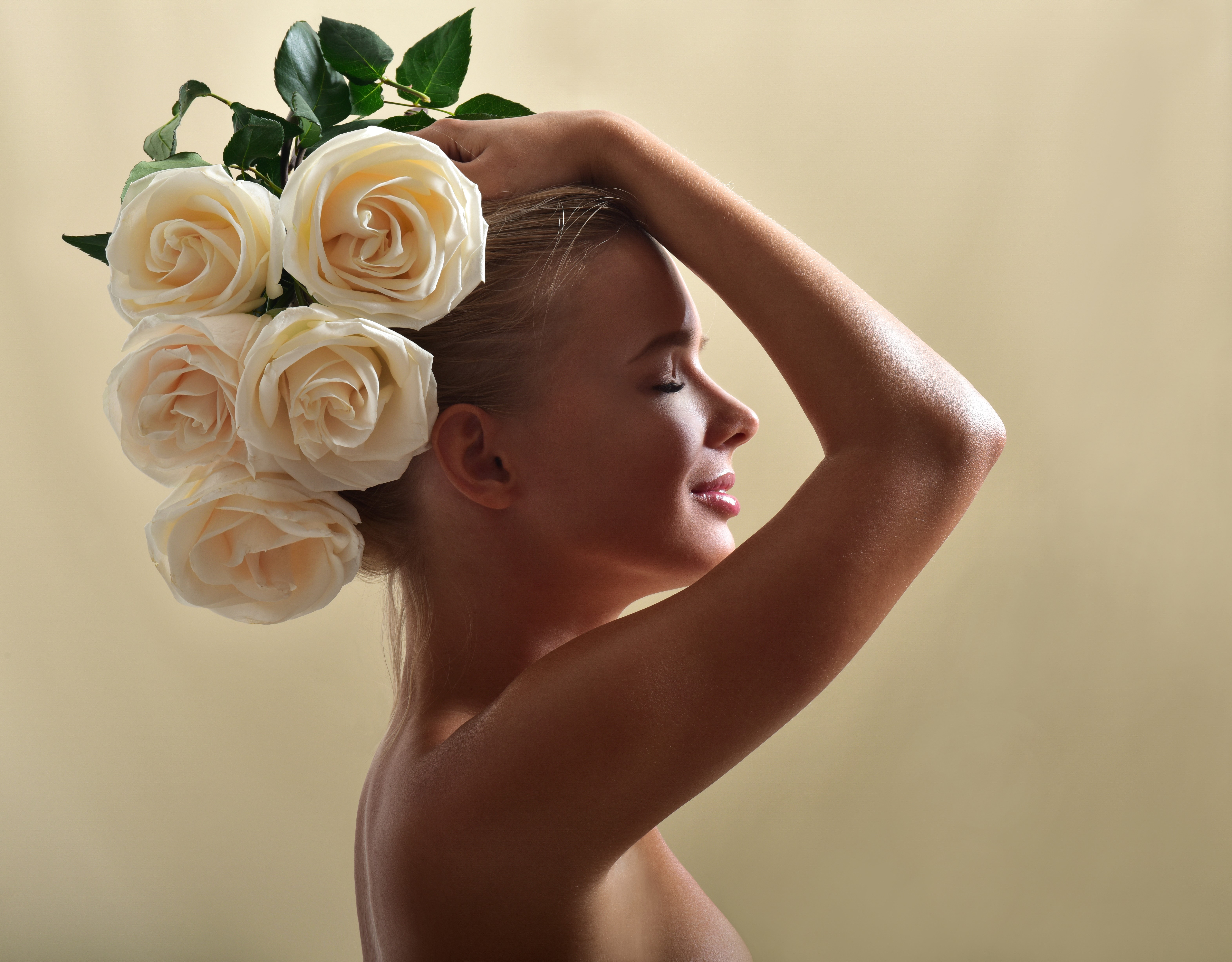 Blonde girl with white roses in her hair HD Wallpaper