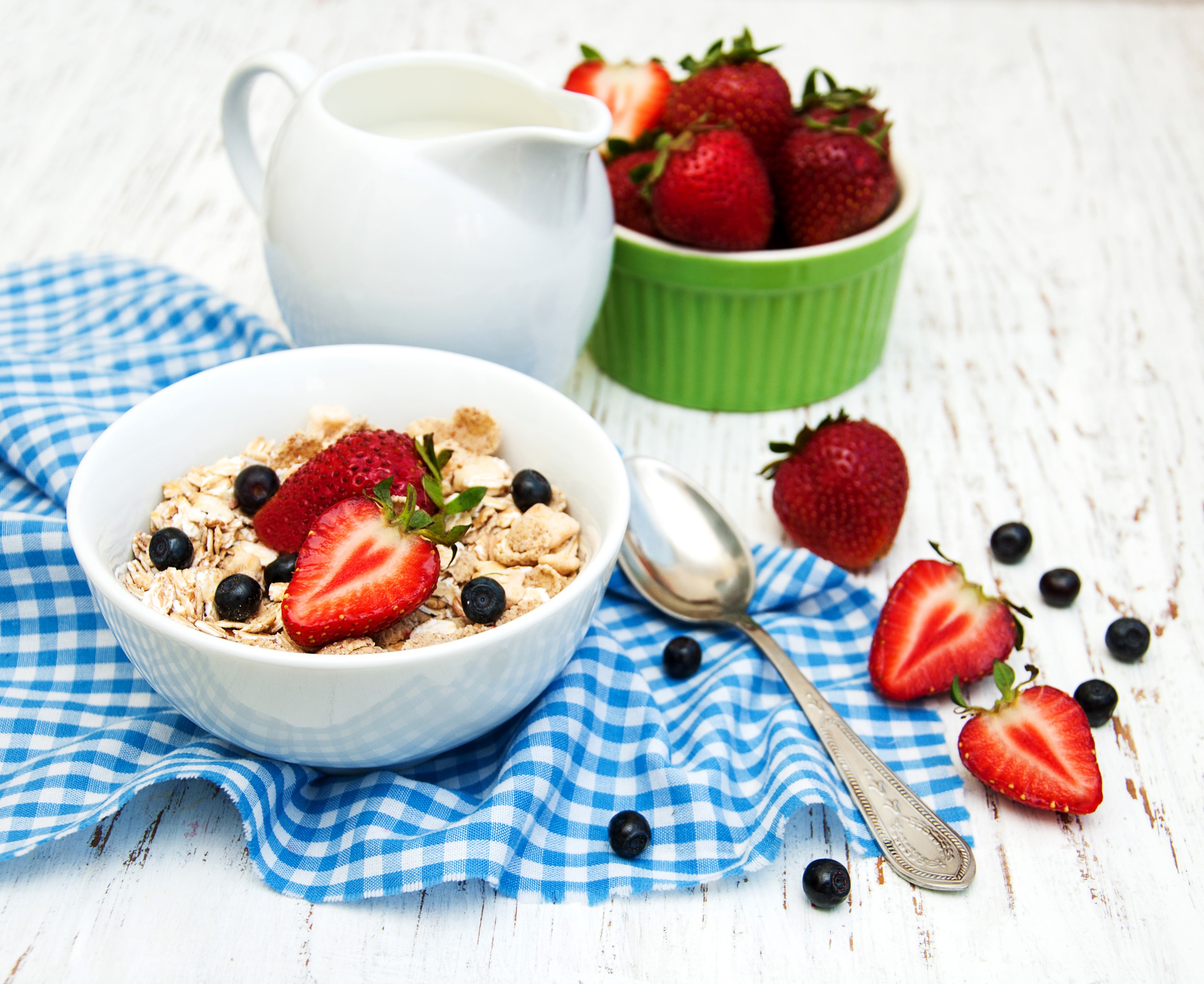 Muesli with strawberries and blueberries in a bowl HD Wallpaper