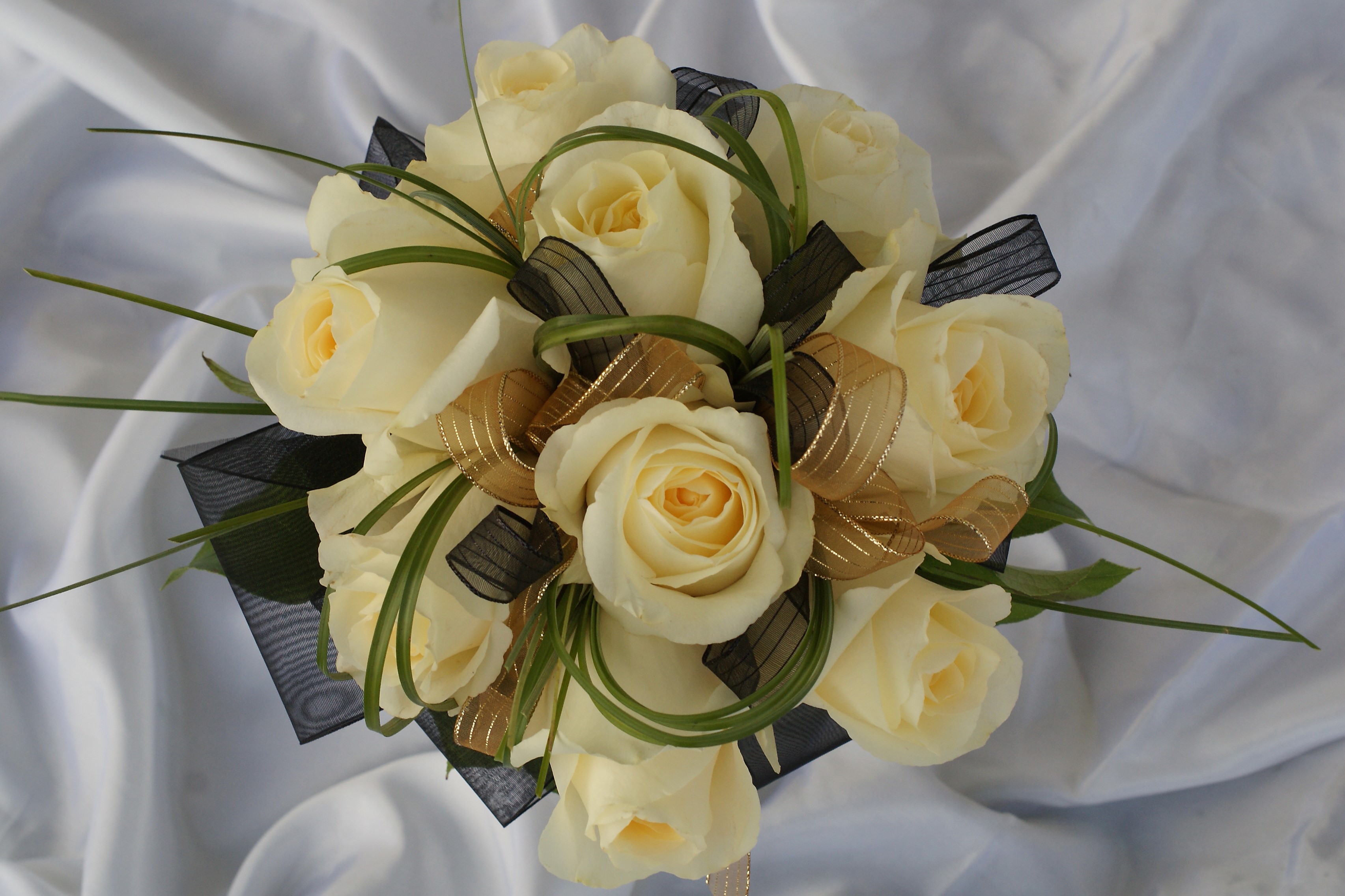 White rose bouquet with black and gold ribbon HD Wallpaper