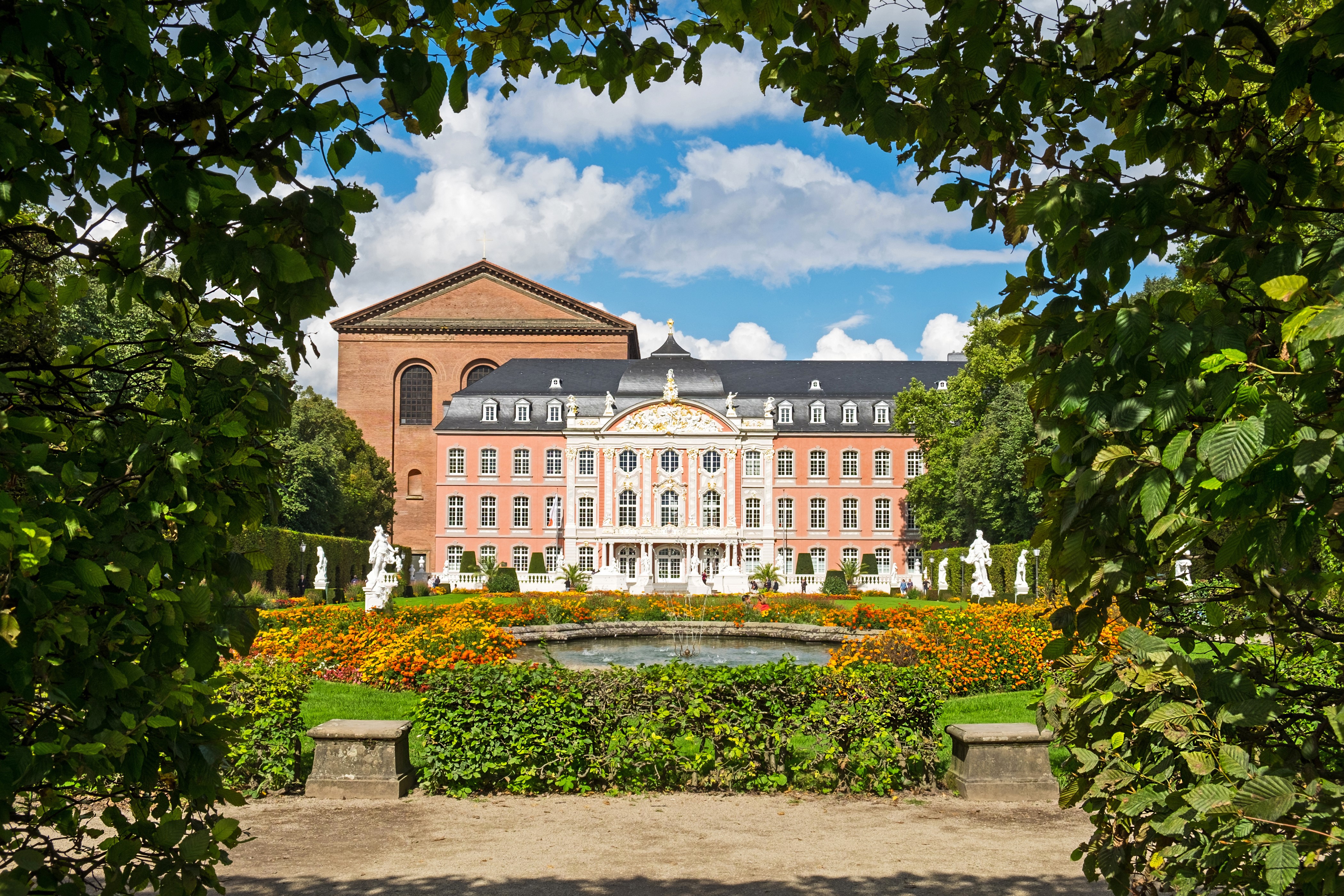 Kurfuerstliches Palais Trier with Garden and Fountain HD Wallpaper