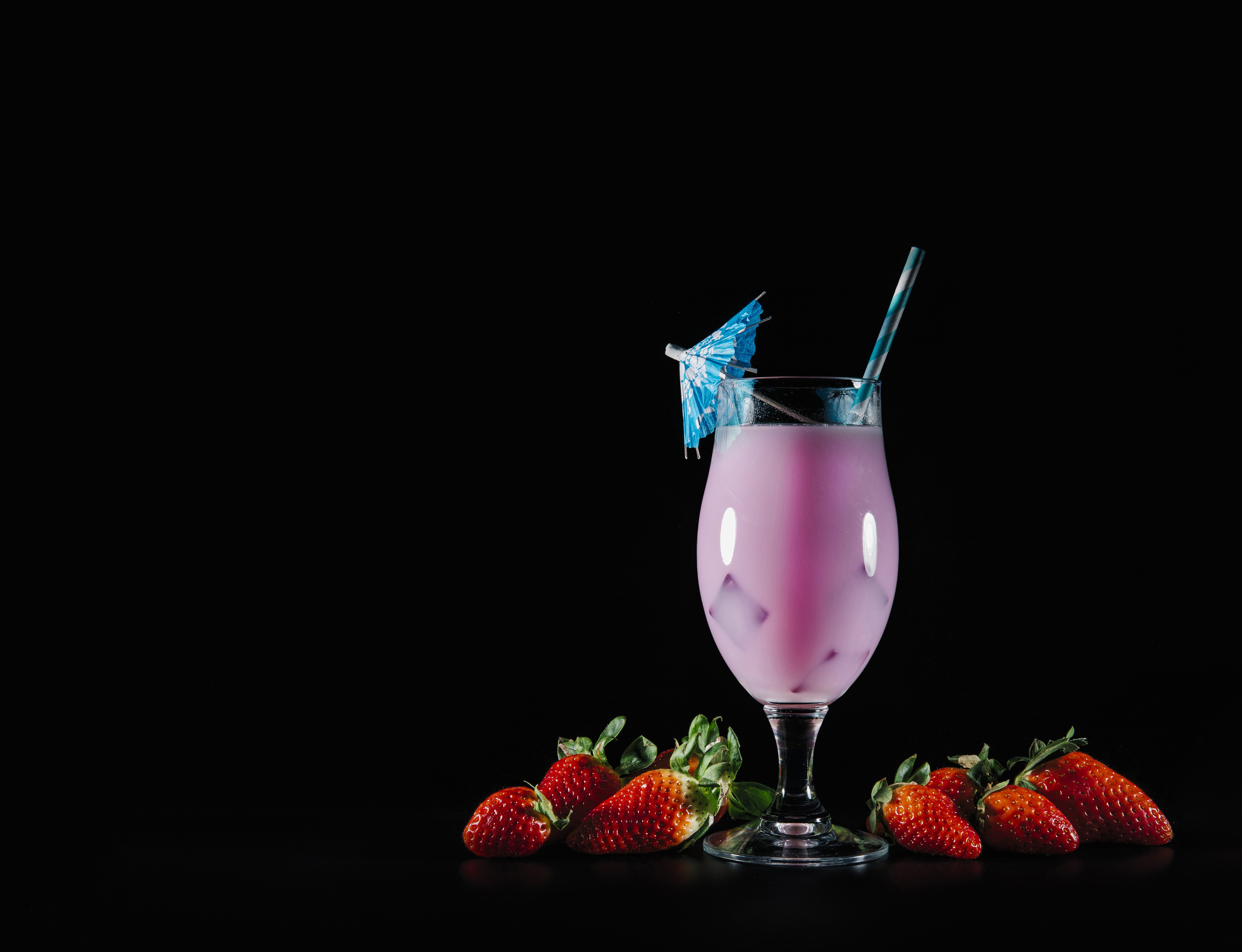 Strawberry cocktail with umbrella and straw HD Wallpaper