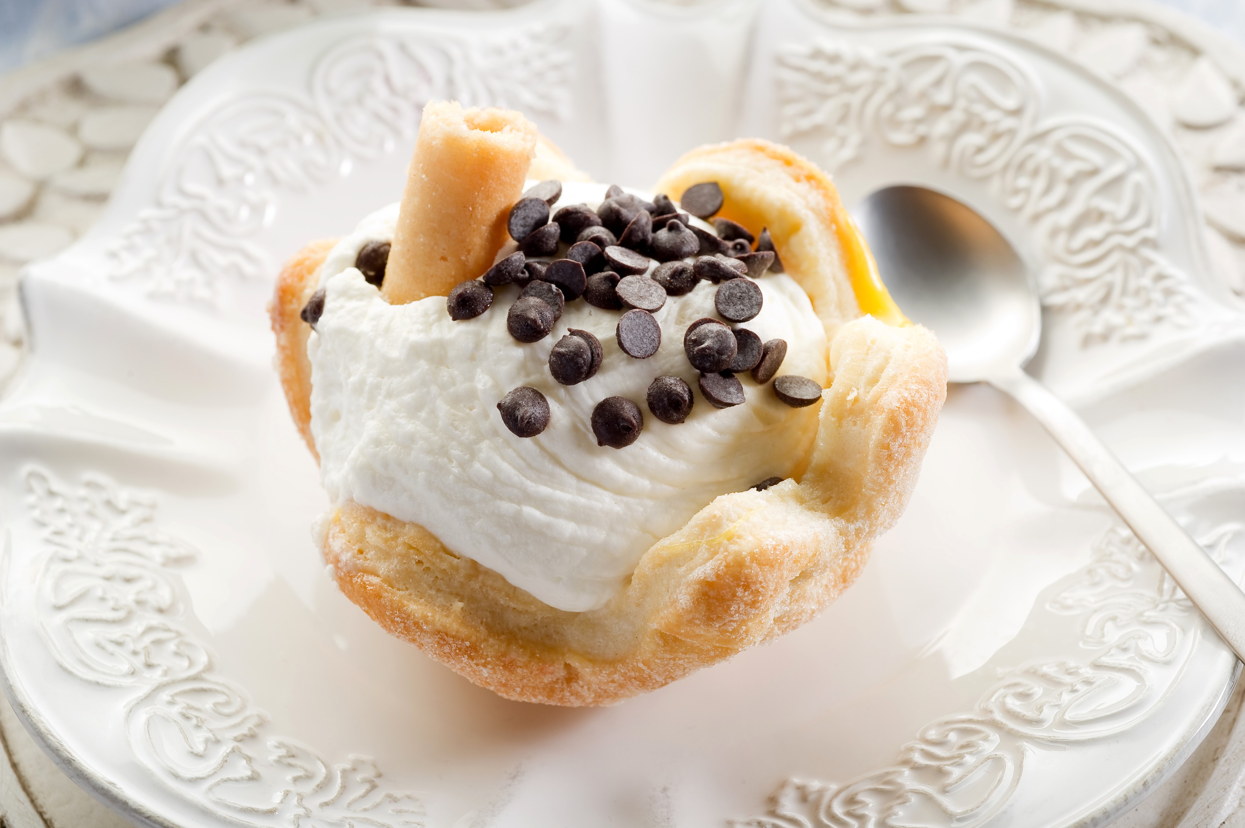 Pastry with whipped cream and chocolate chips HD Wallpaper