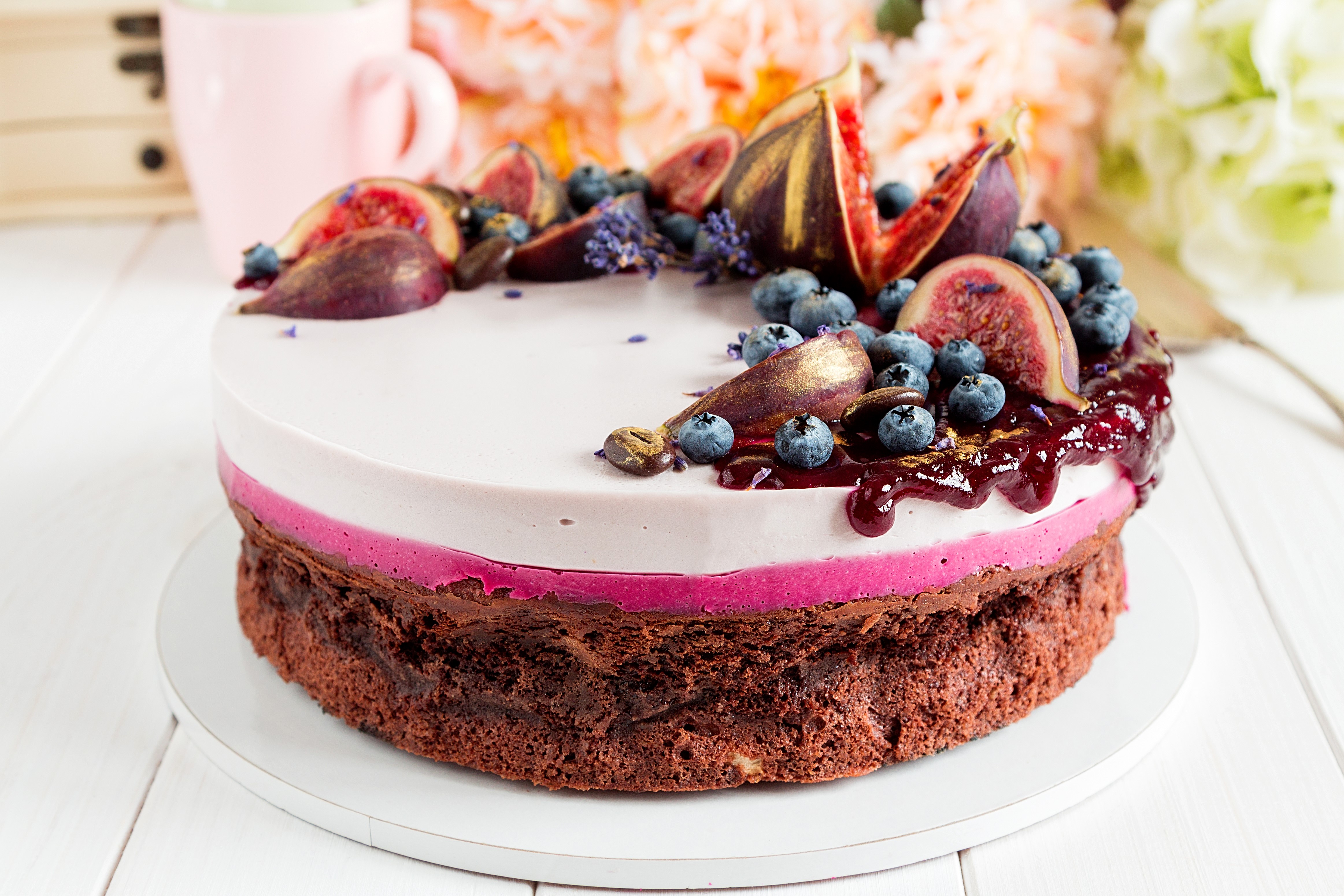 Chocolate cake with figs and blueberries HD Wallpaper