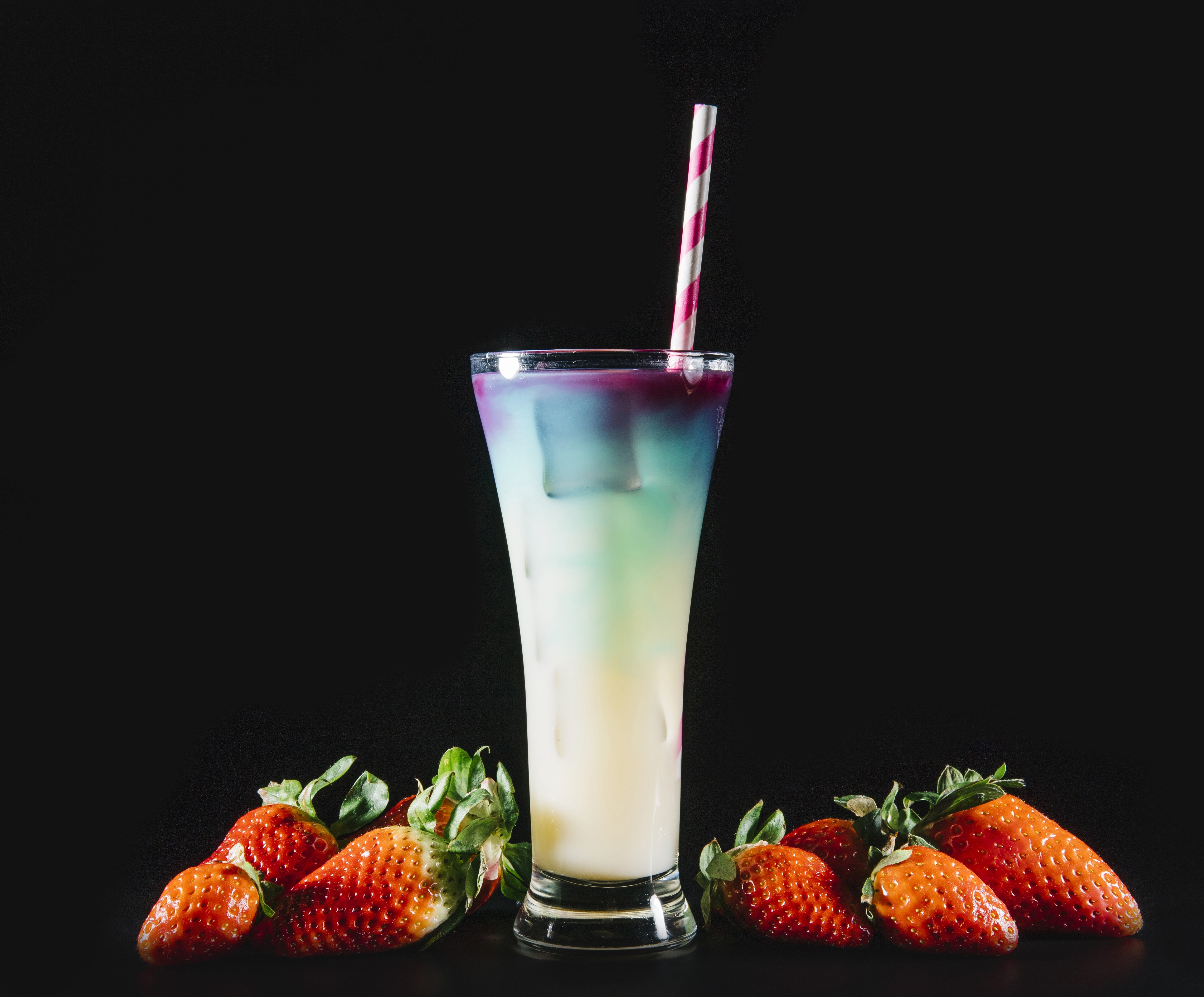 Colorful cocktail with strawberries HD Wallpaper