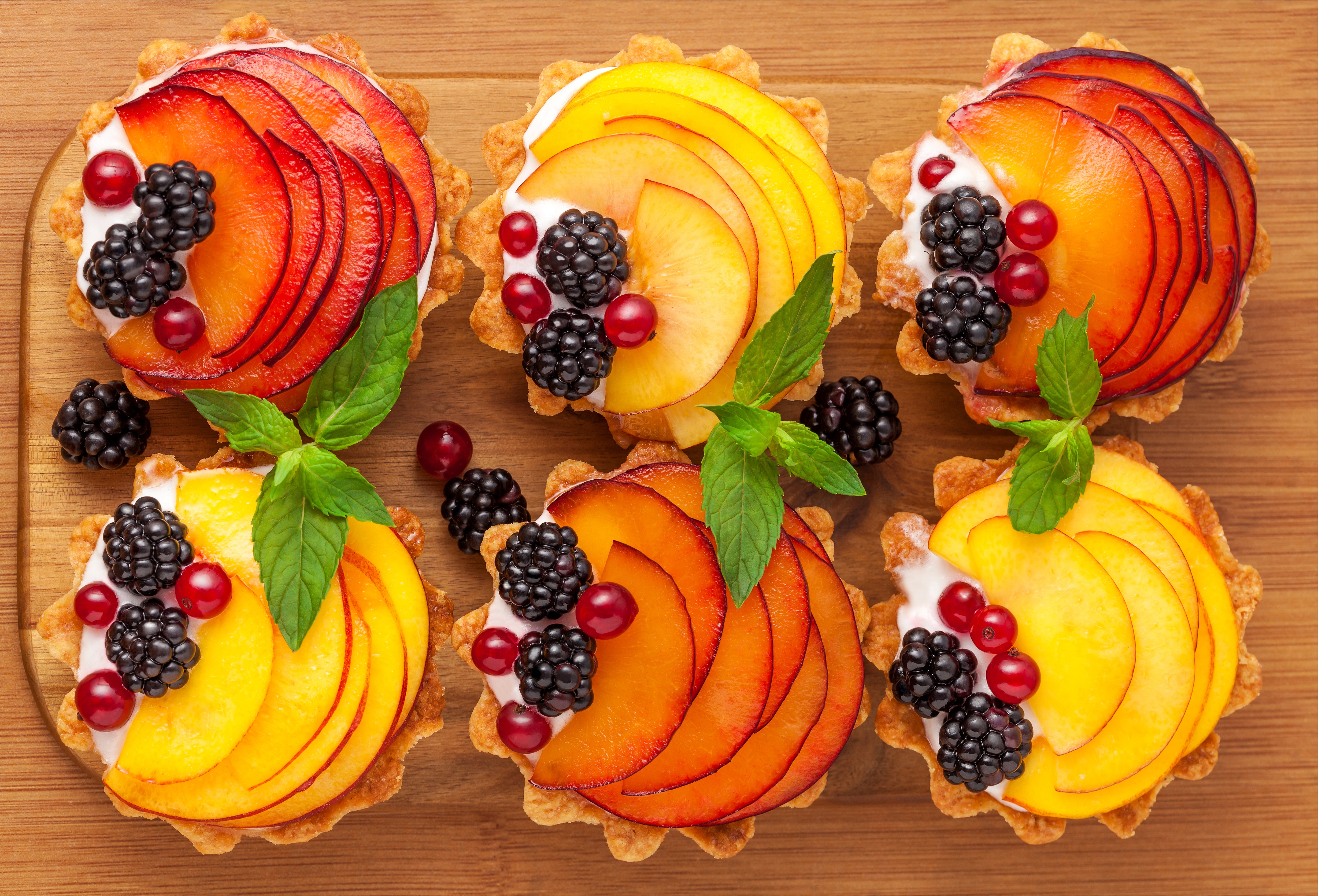 Fruit tarts with blackberries and currants HD Wallpaper
