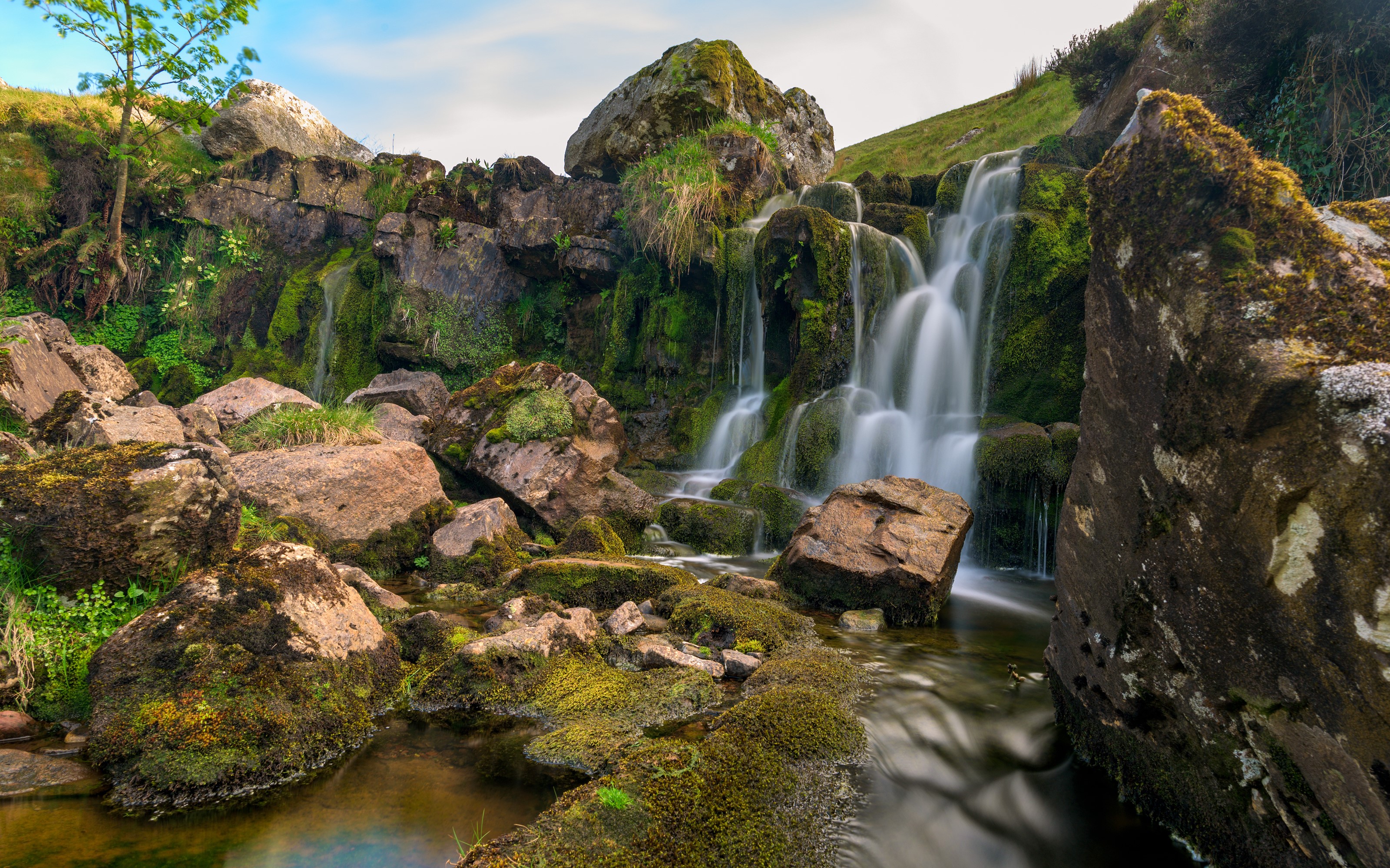Waterfall over mossy rocks in the United Kingdom HD Wallpaper