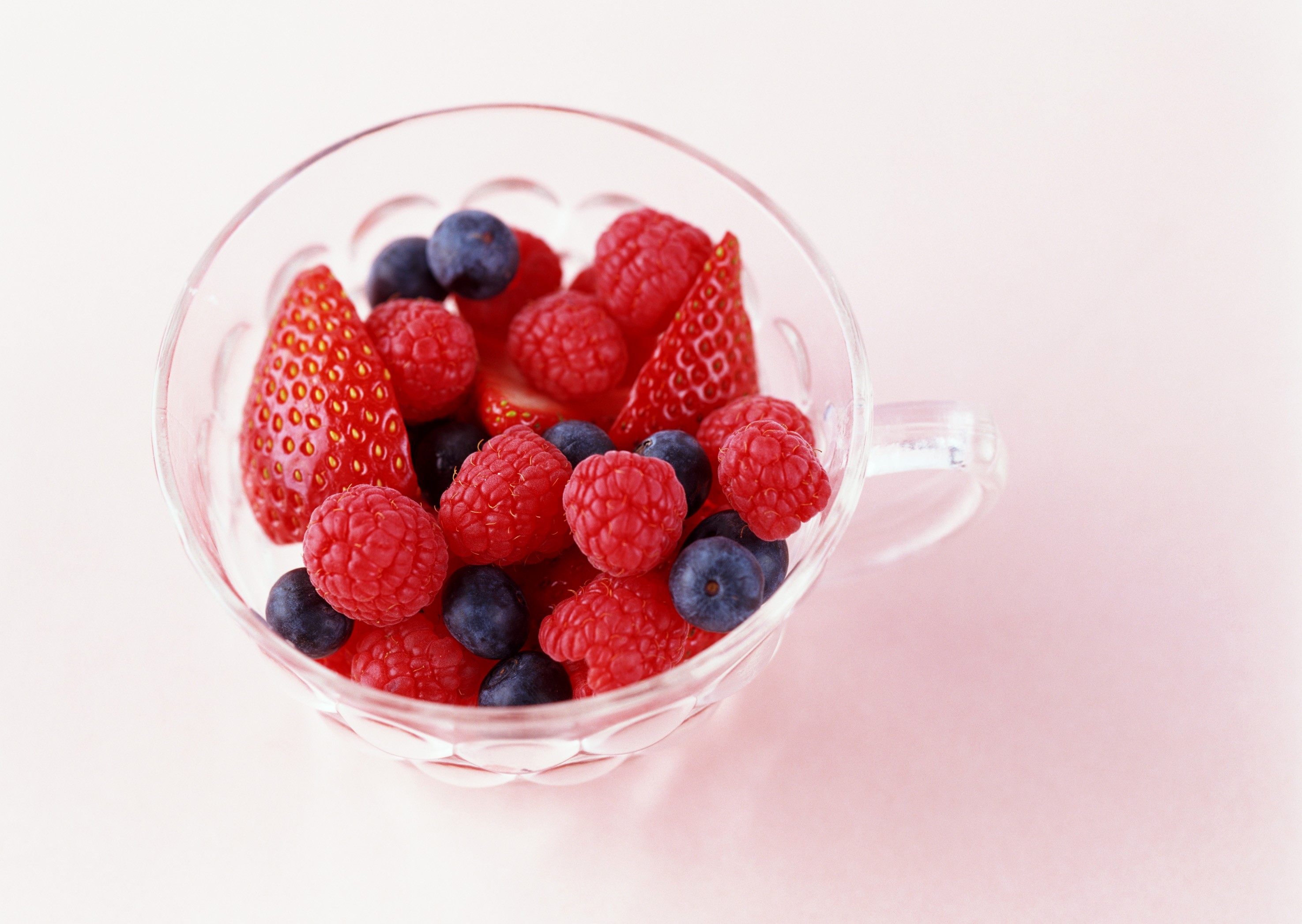 Fresh berries in a glass bowl HD Wallpaper