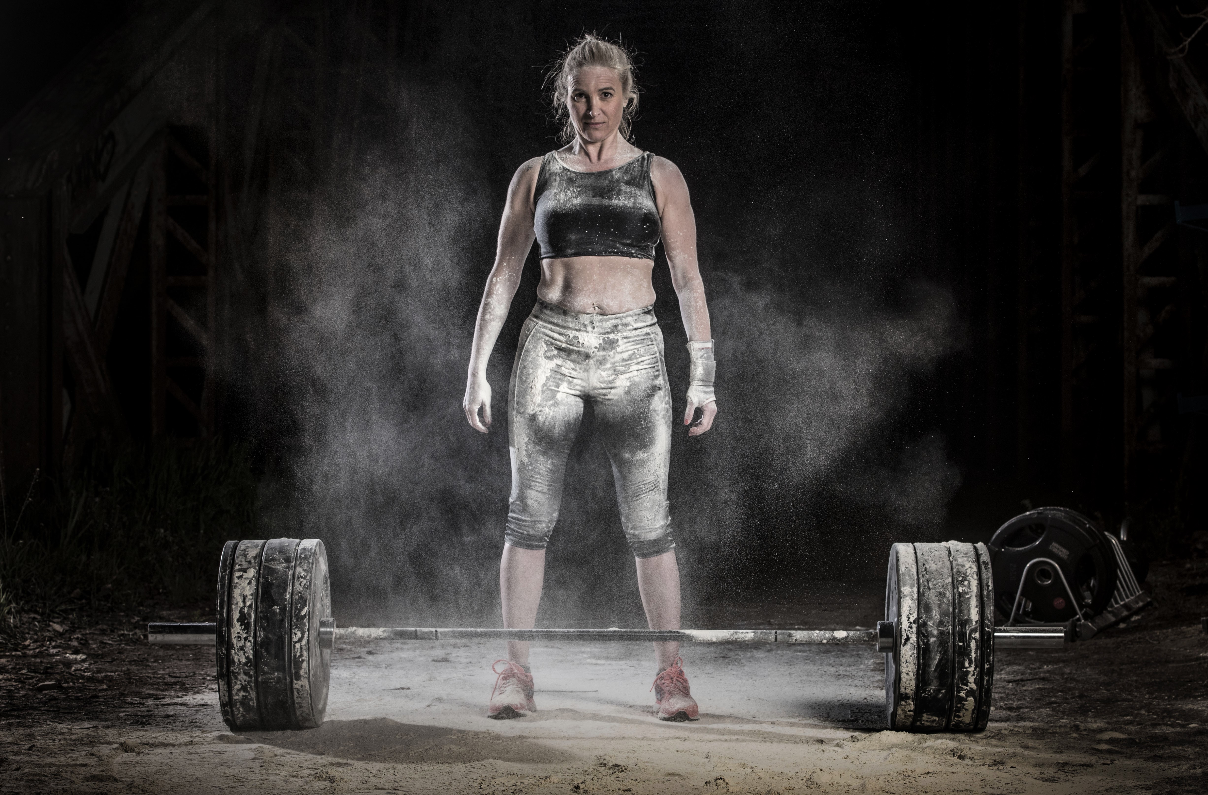 Woman covered in chalk with barbell HD Wallpaper