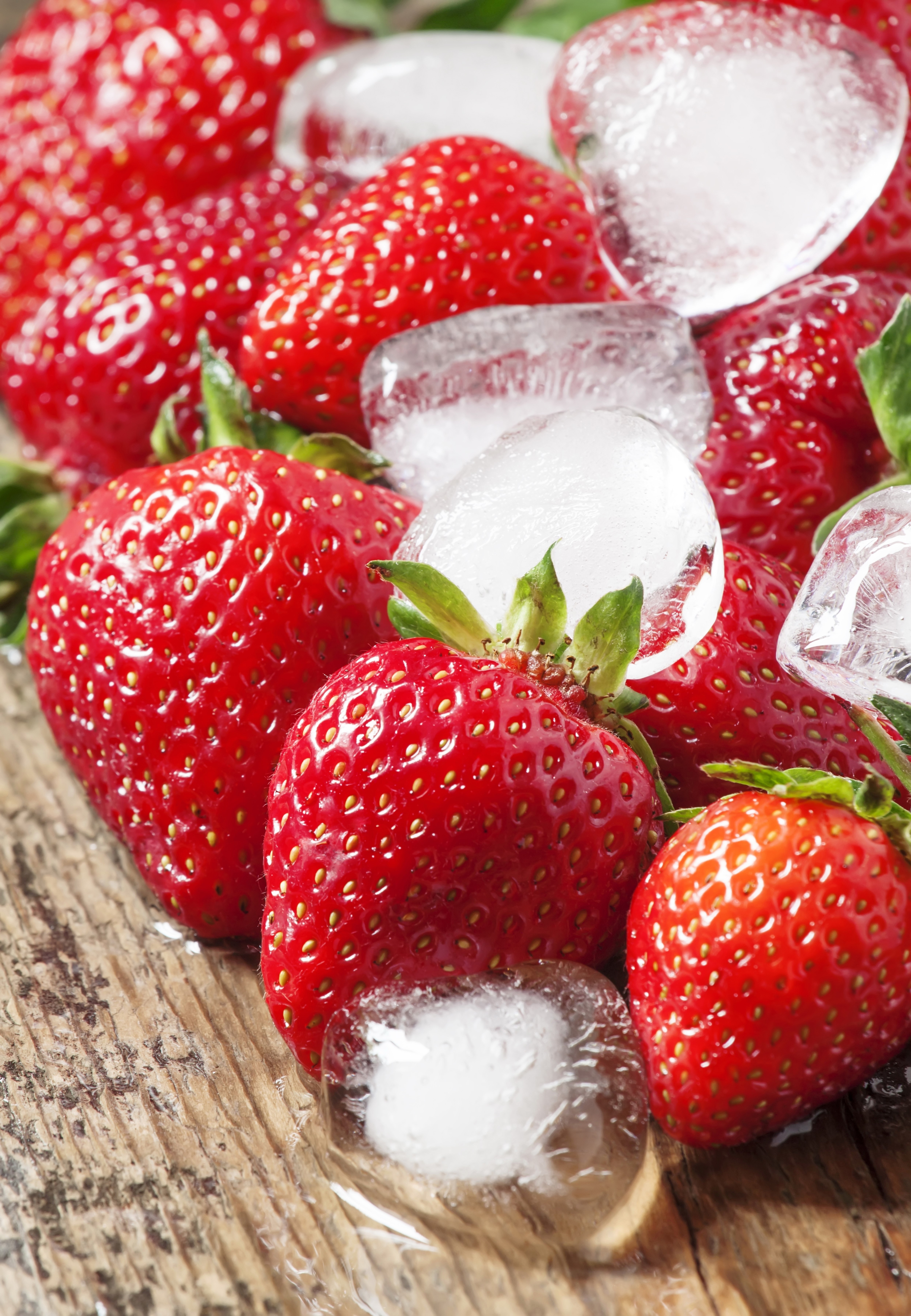 Strawberries and ice cubes on wood HD Phone Wallpaper