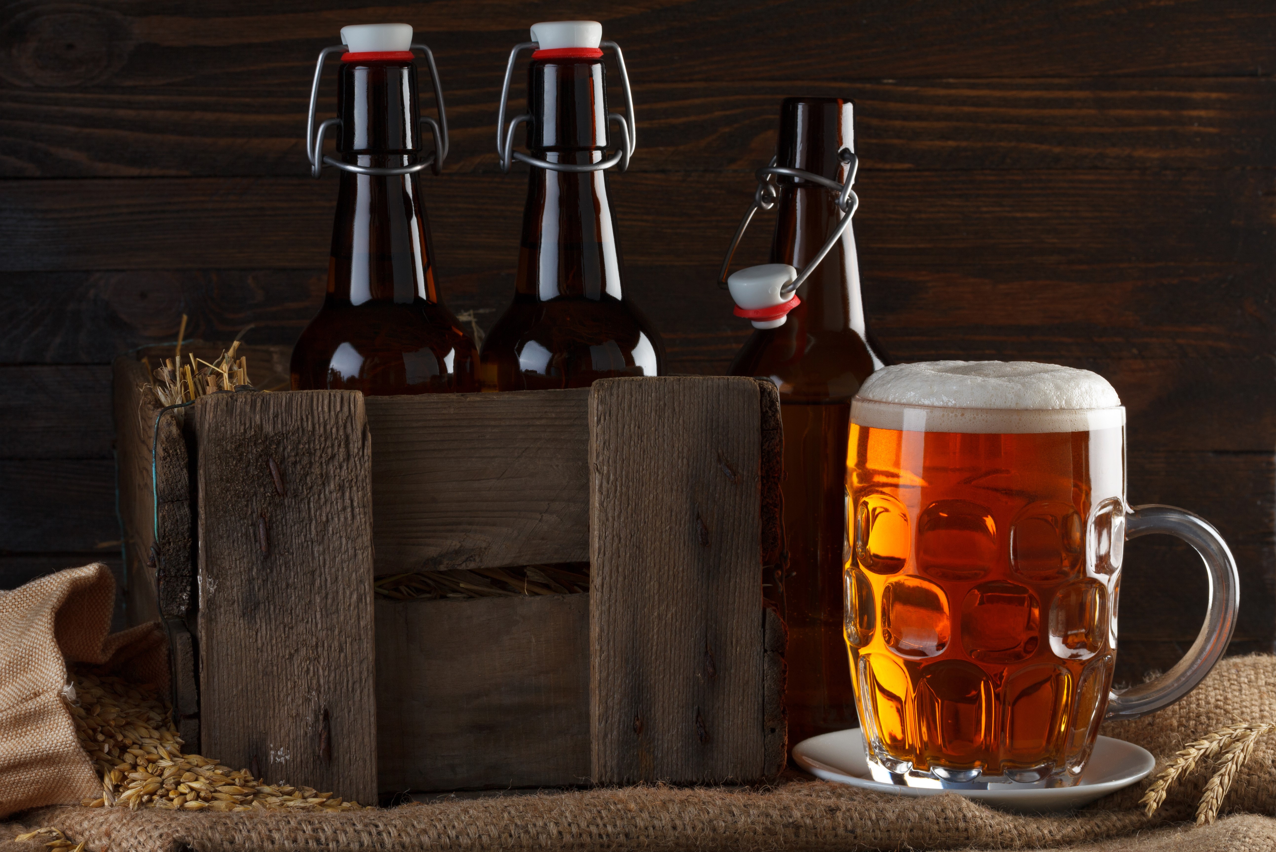 Beer bottles and a mug of beer HD Wallpaper