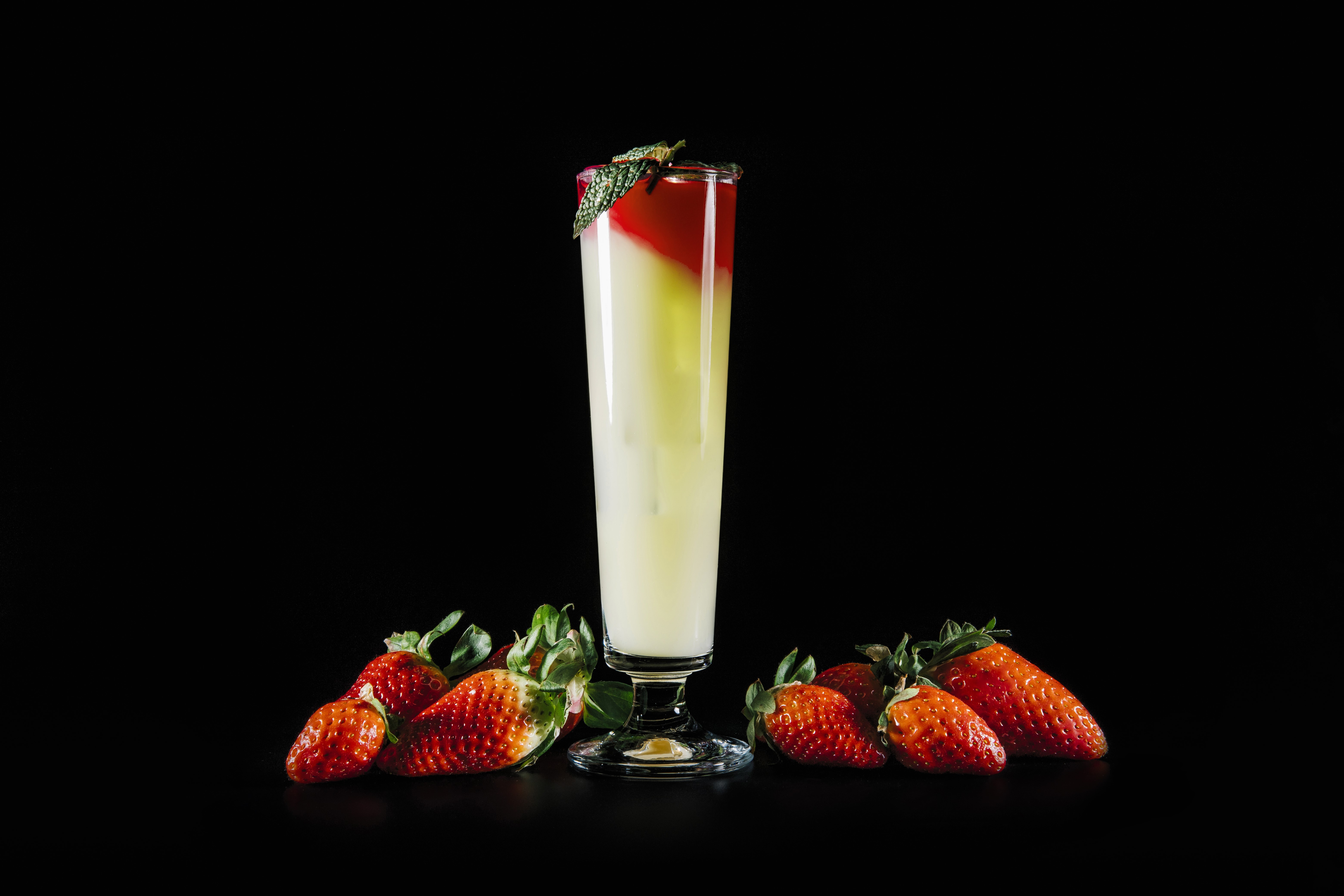 Cocktail with strawberries and mint HD Wallpaper
