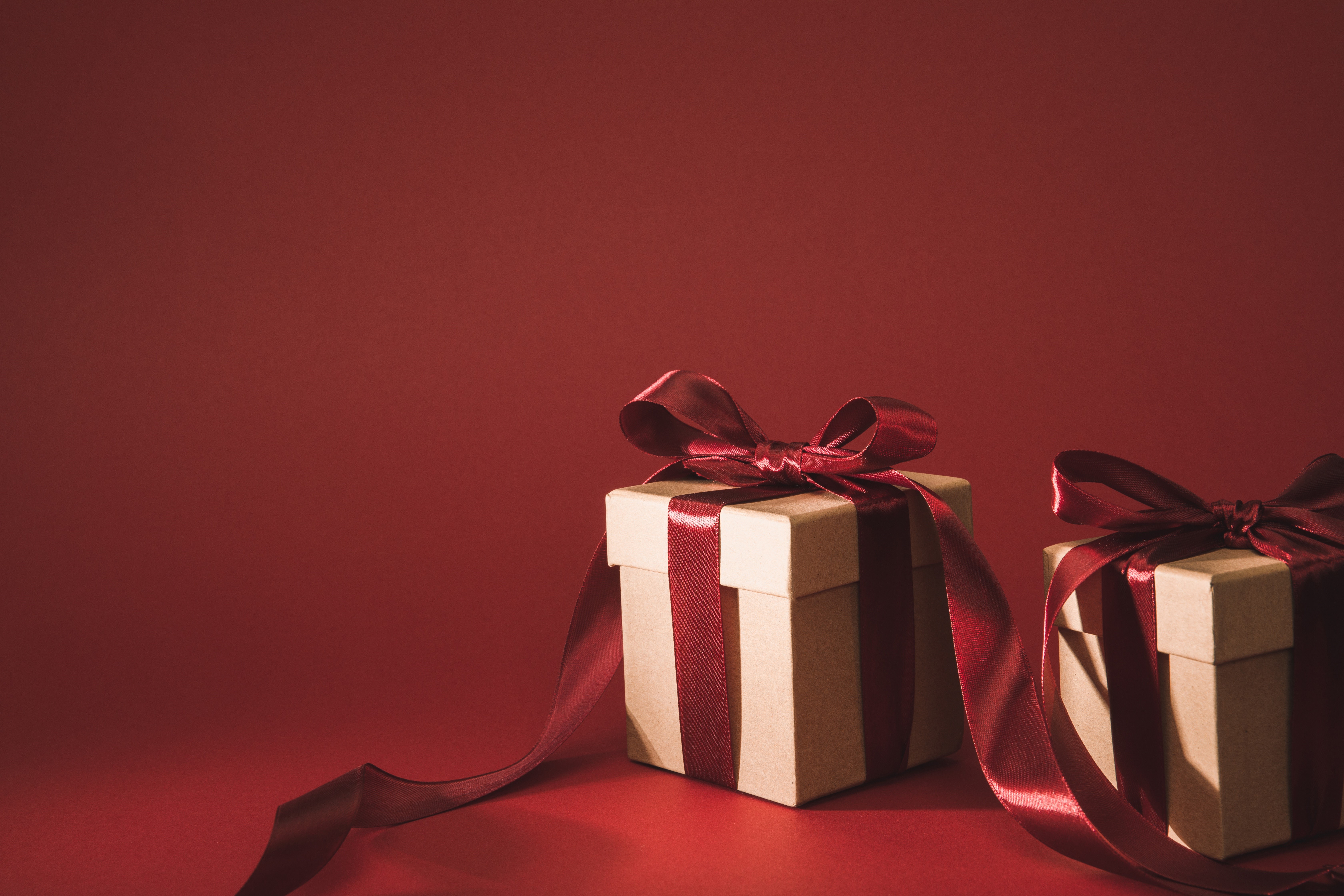Gifts with red ribbon and bowknot HD Wallpaper