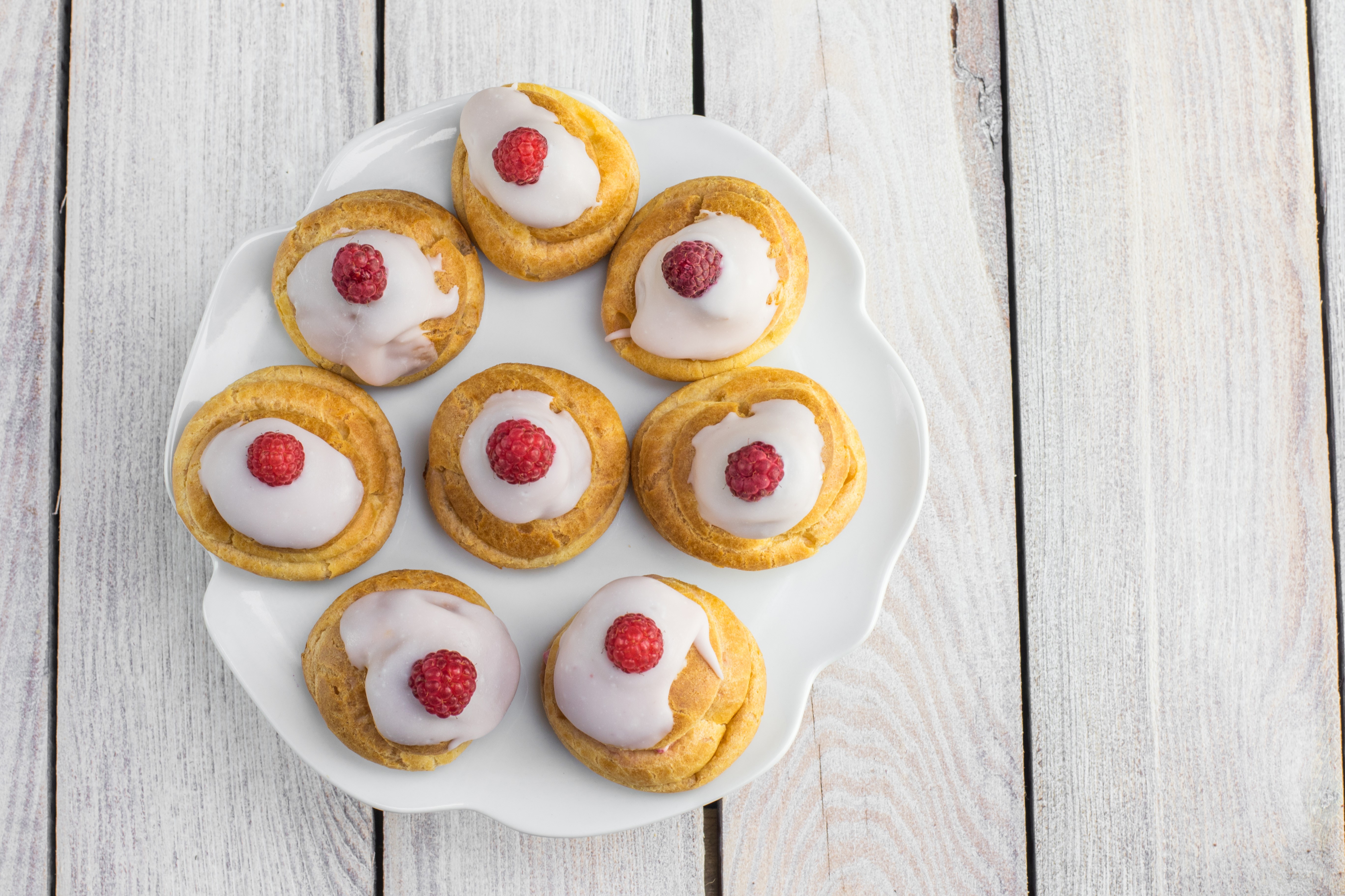 Little cakes with raspberry on a white plate HD Wallpaper