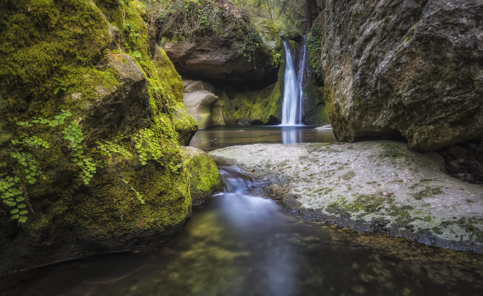Waterfall in El Pinos, Catalonia, Spain HD Wallpaper