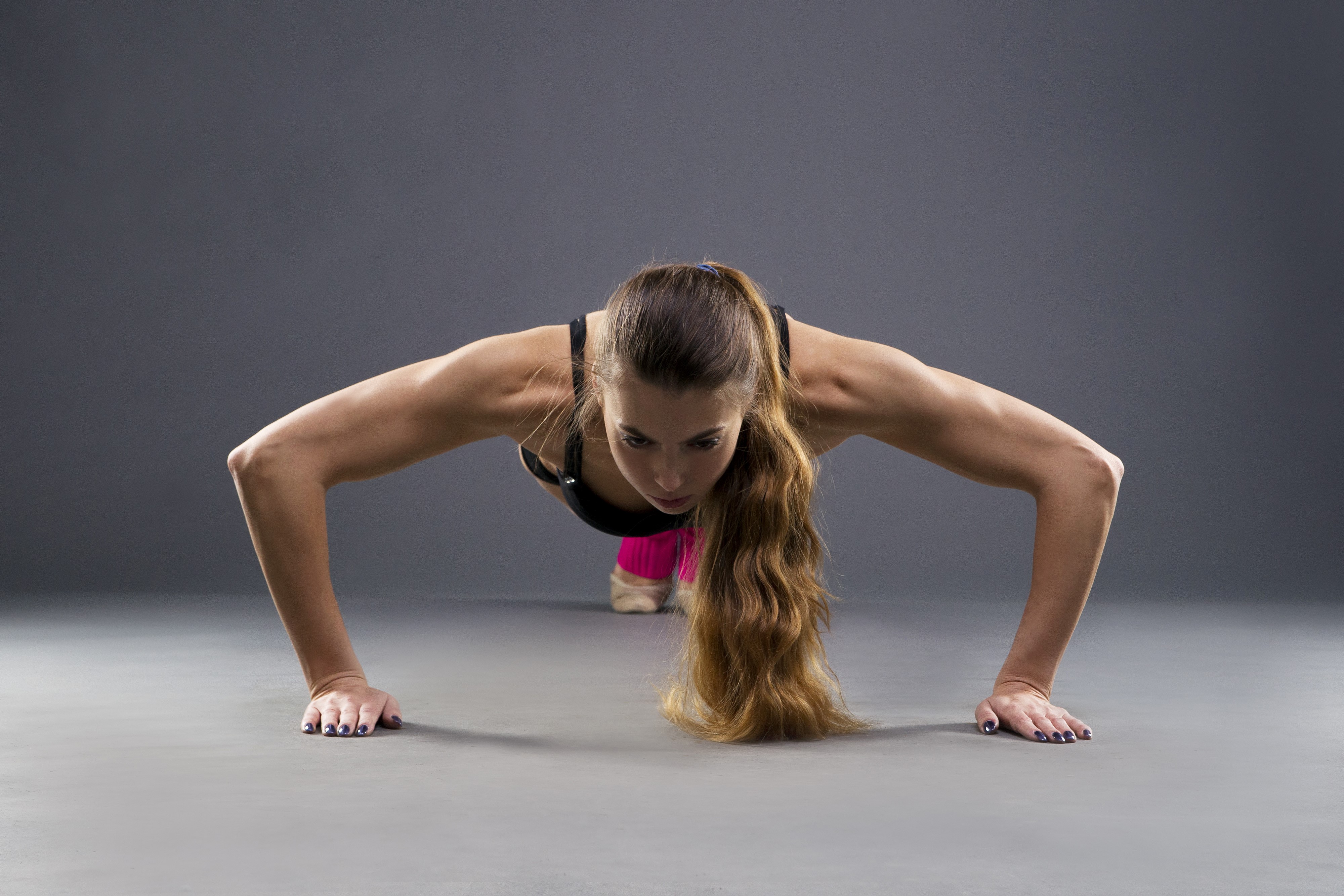 4K Fitness Woman Doing Push-Up Workout HD Wallpaper