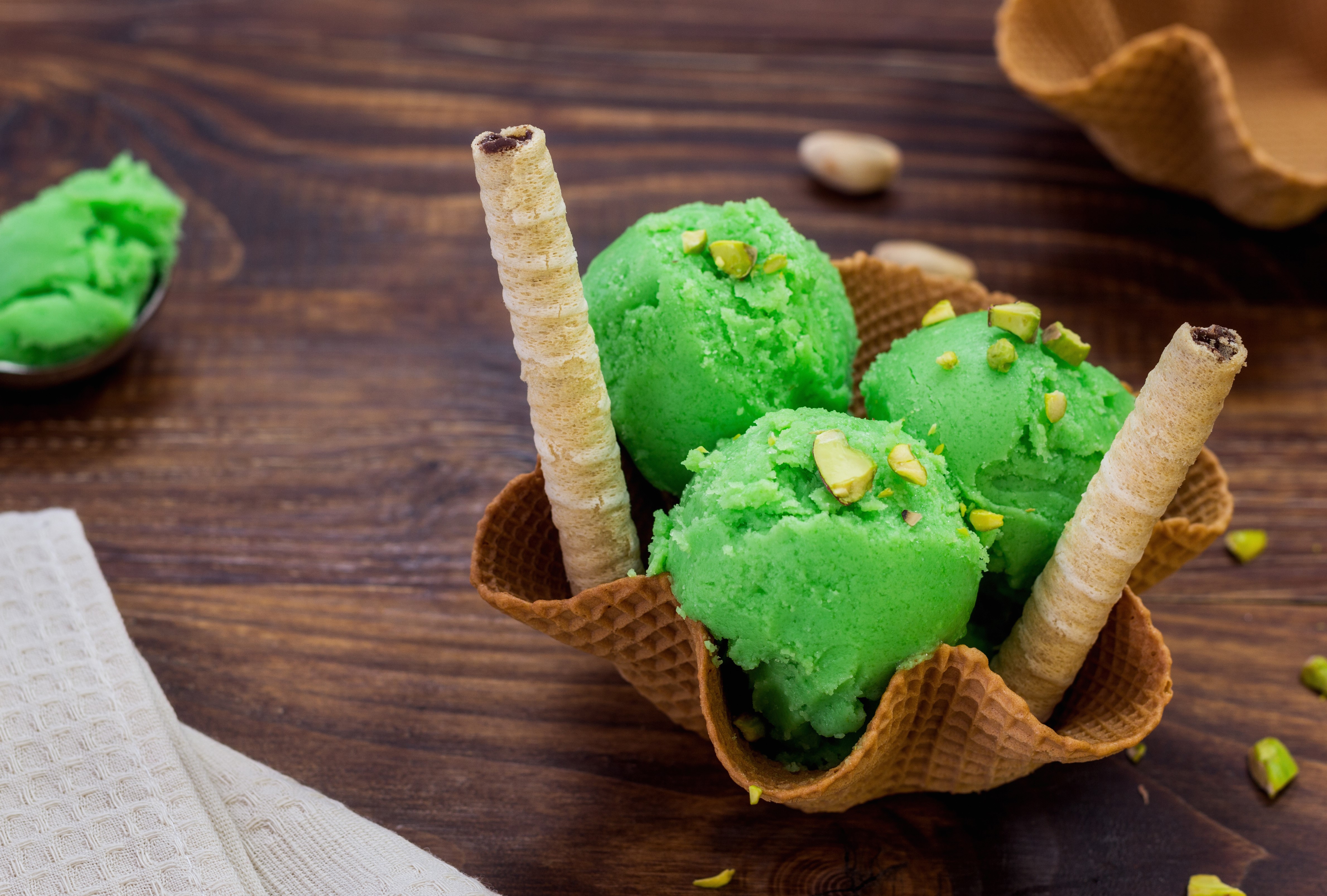Pistachio ice cream in a waffle bowl with wafer rolls HD Wallpaper