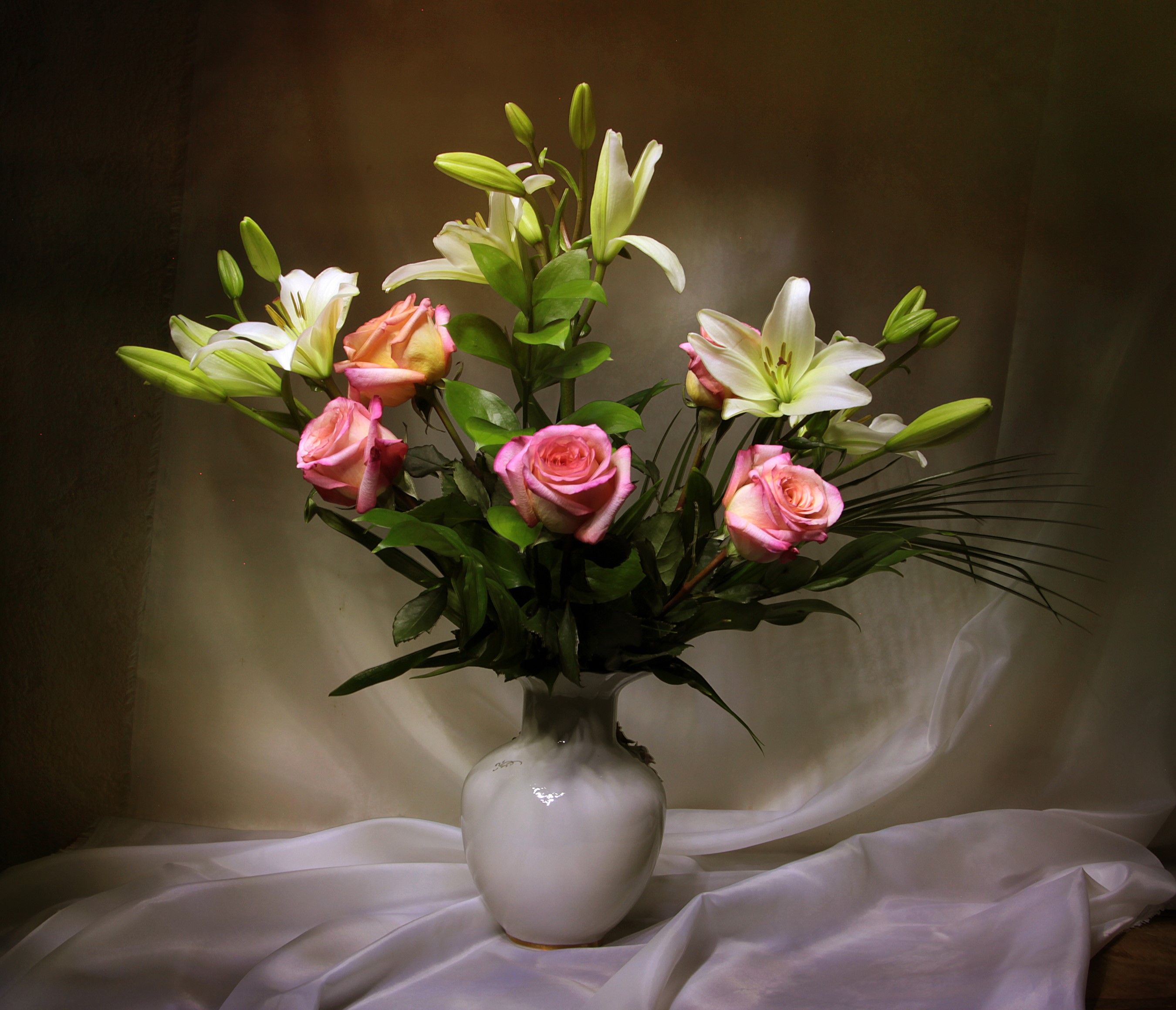 Bouquet of lilies and roses in a vase HD Wallpaper