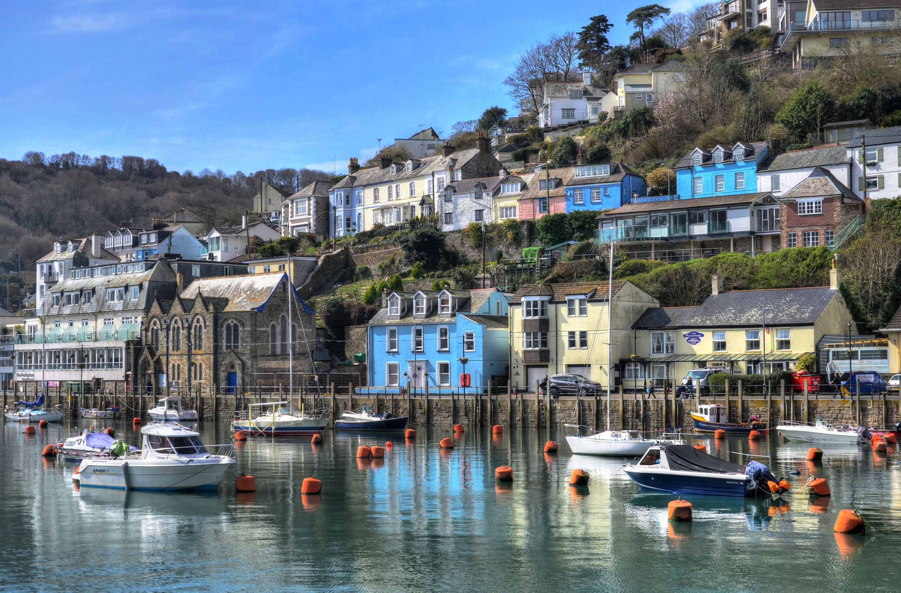 Boats in a harbor with colorful houses on a hill in Looe, Cornwall, England HD Wallpaper
