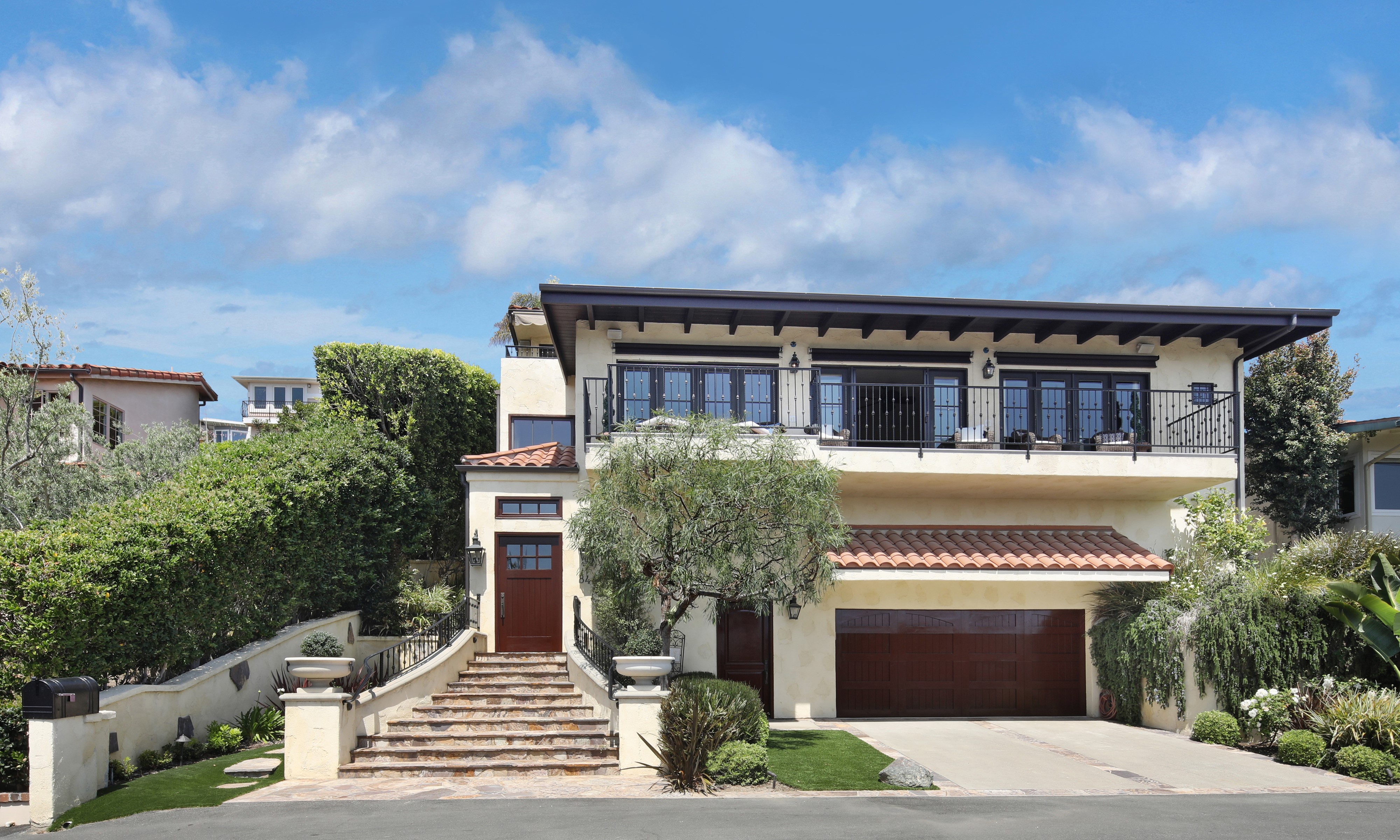 Luxury House with Garage and Stairs in Laguna Beach, USA HD Wallpaper