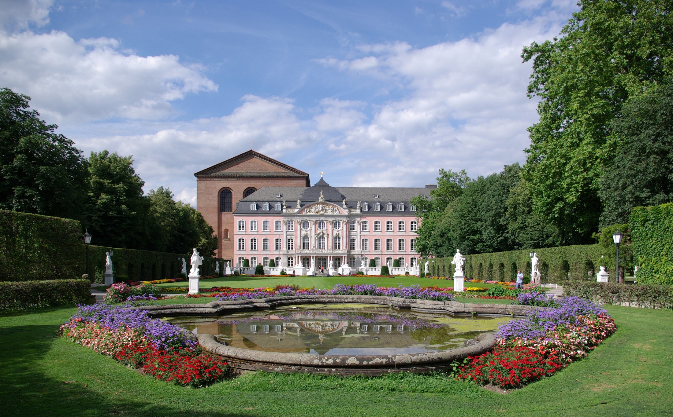Kurfuerstliches Palais in Trier with Garden and Pond HD Wallpaper