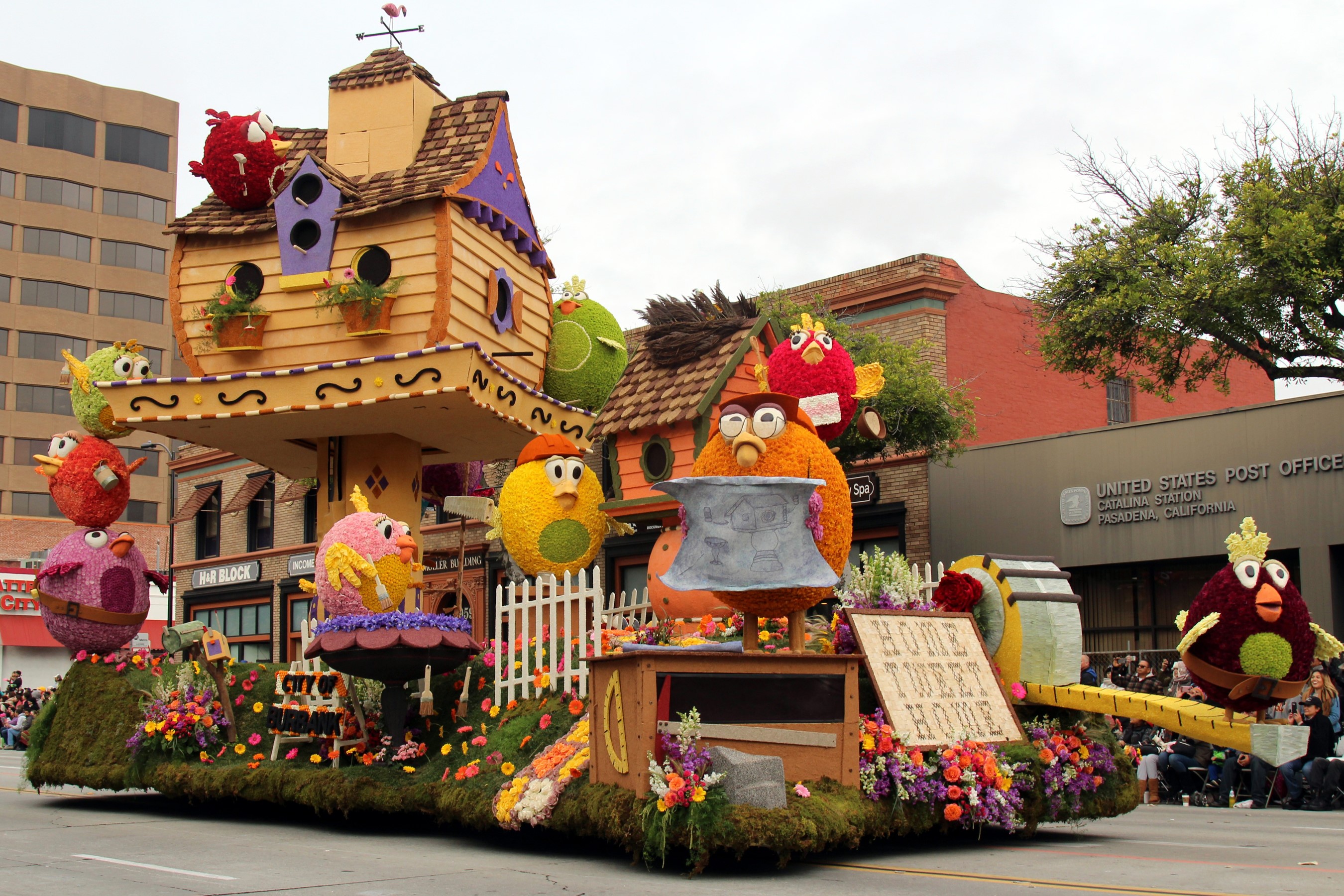 Bird float with houses and flowers in Pasadena, California HD Wallpaper
