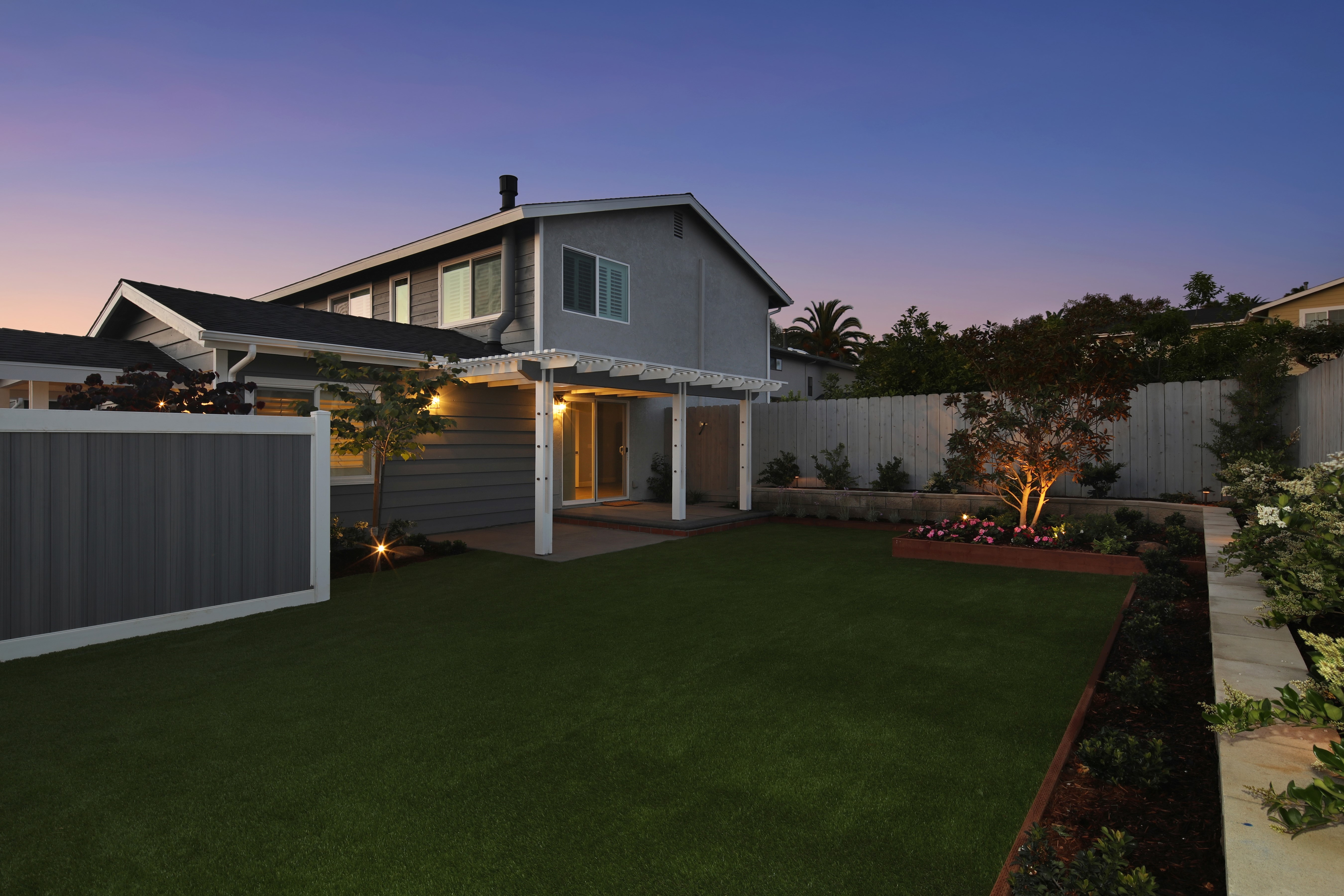 Backyard of a house in Encinitas, California at dusk HD Wallpaper